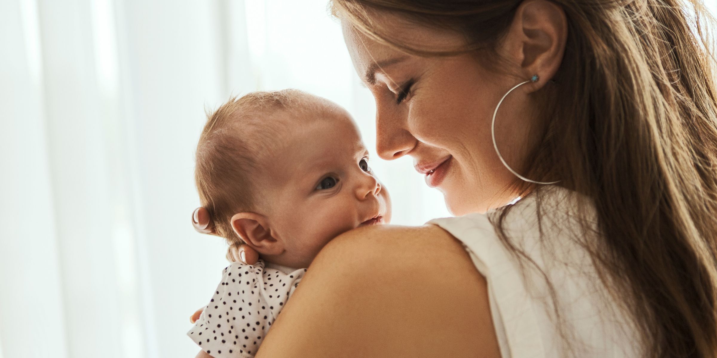 Une femme tenant un bébé dans ses bras | Source : Getty Images