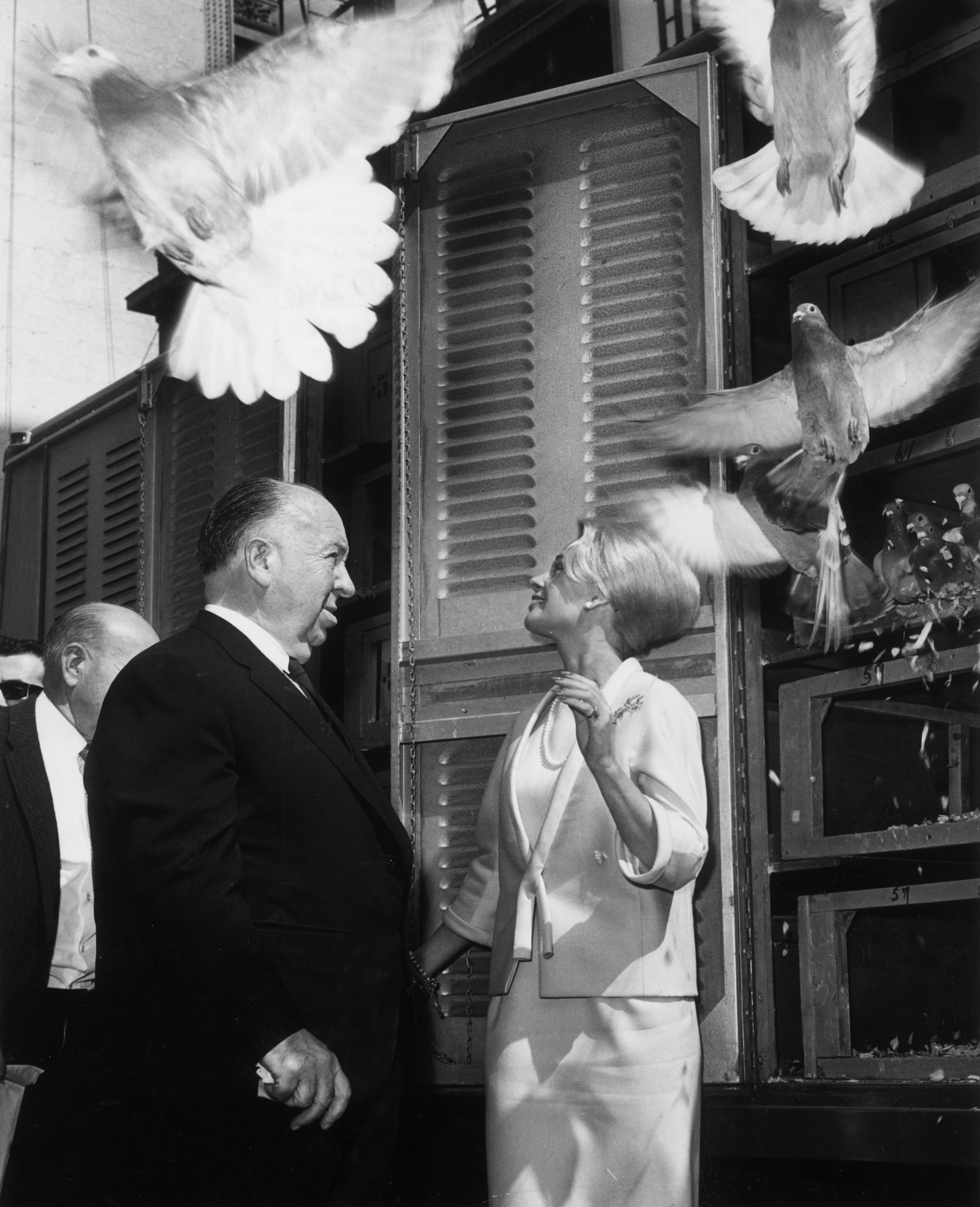 Alfred Hitchcock et Tippi Hedren lâchent 1 000 pigeons pour marquer la première du film "Les oiseaux" au RKO Palace Theater à New York en 1963. | Source : Getty Images