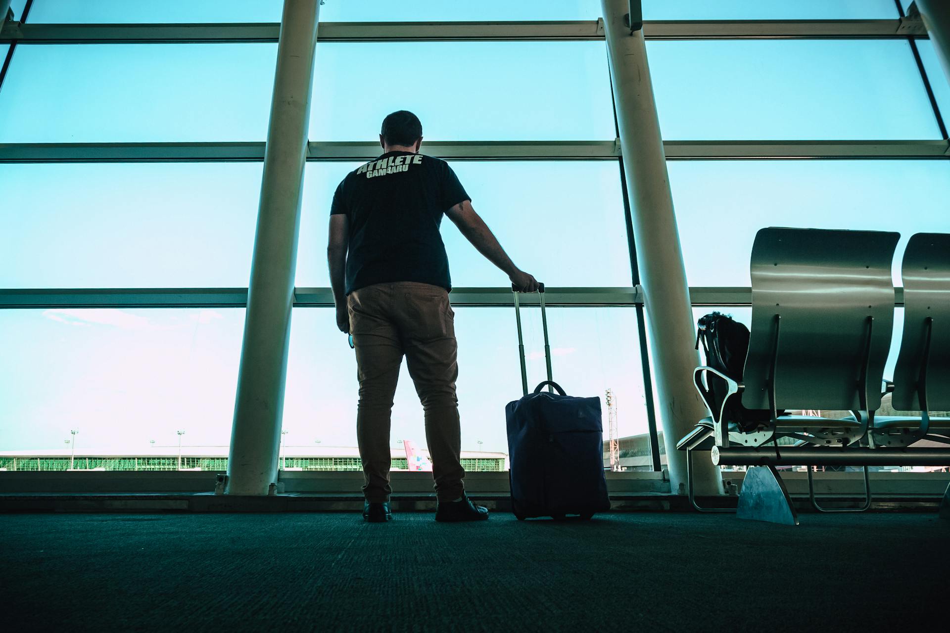 Un homme debout dans un aéroport | Source : Pexels