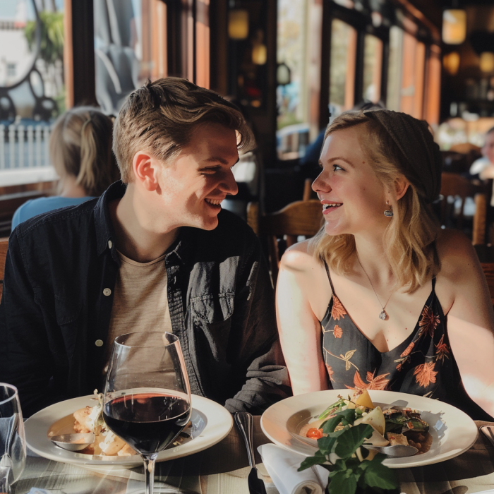 Un couple en rendez-vous dans un restaurant | Source : Midjourney