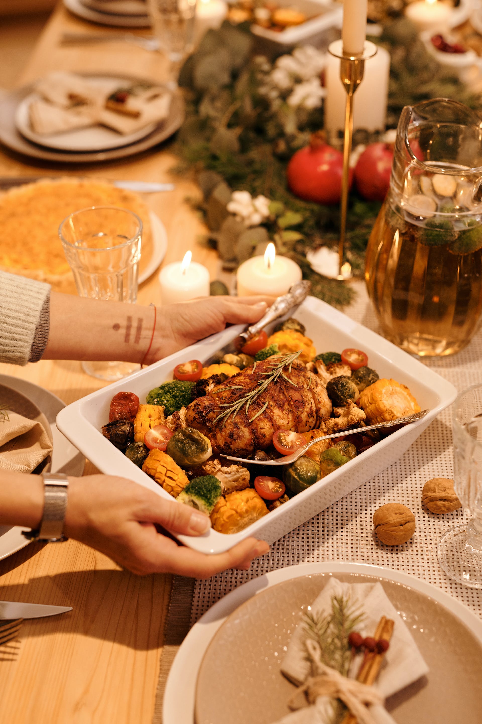 Une personne qui sert des plats faits maison lors du repas de Noël | Source : Pexels
