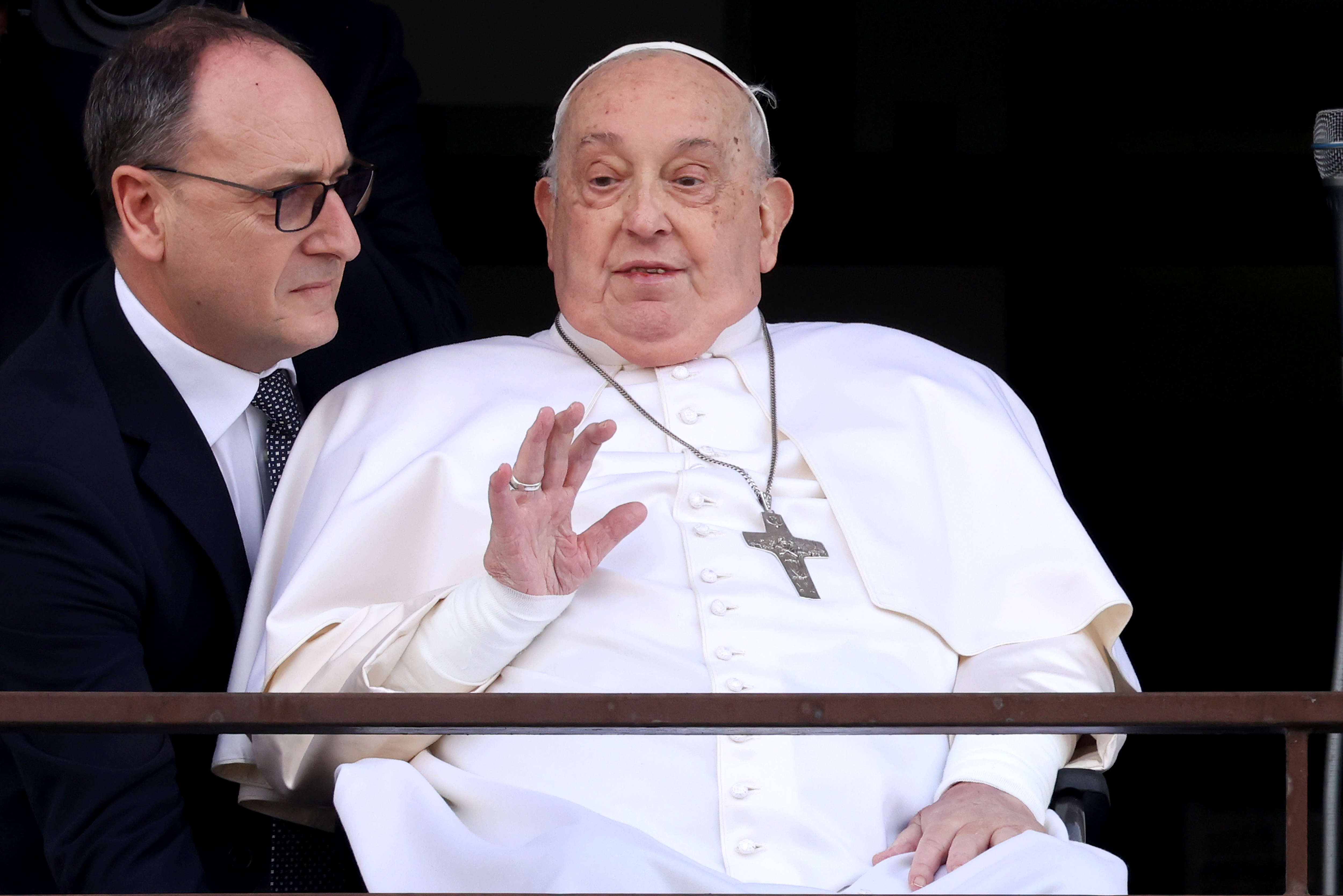 Le pape François salue et bénit les fidèles depuis un balcon de l'hôpital Gemelli à Rome, en Italie, le 23 mars 2025 | Source : Getty Images