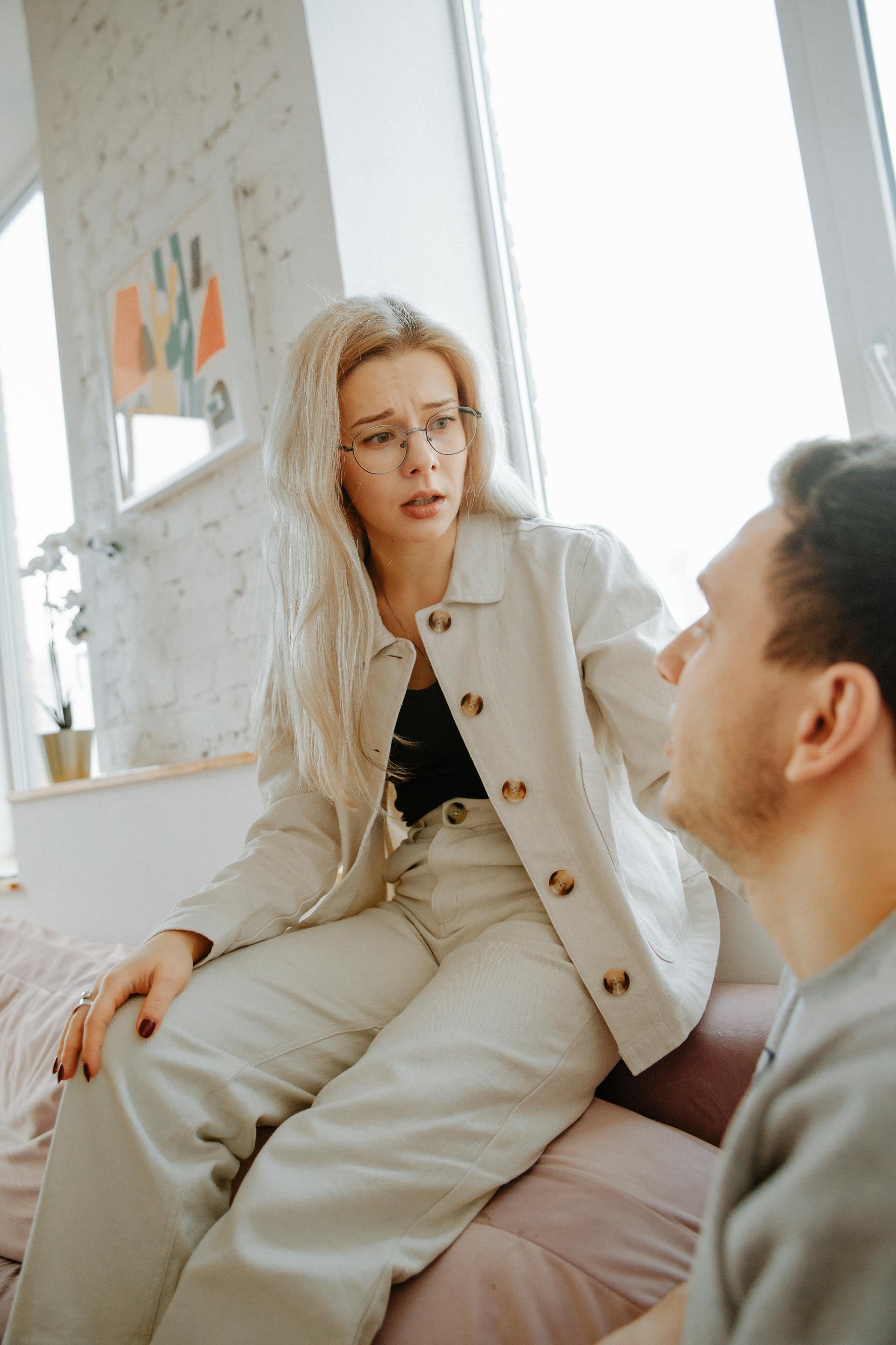 Une femme préoccupée parle à son mari | Source : Pexels