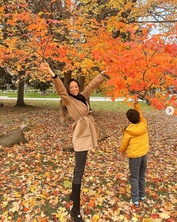 Dara Huang et son fils Christopher Woolf Mapelli Mozzi profitent ensemble de l'automne. | Source : Instagram/dara_huang