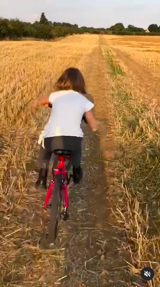 Harper Beckham à vélo, posté le 10 juillet 2024 | Source : Instagram/victoriabeckham