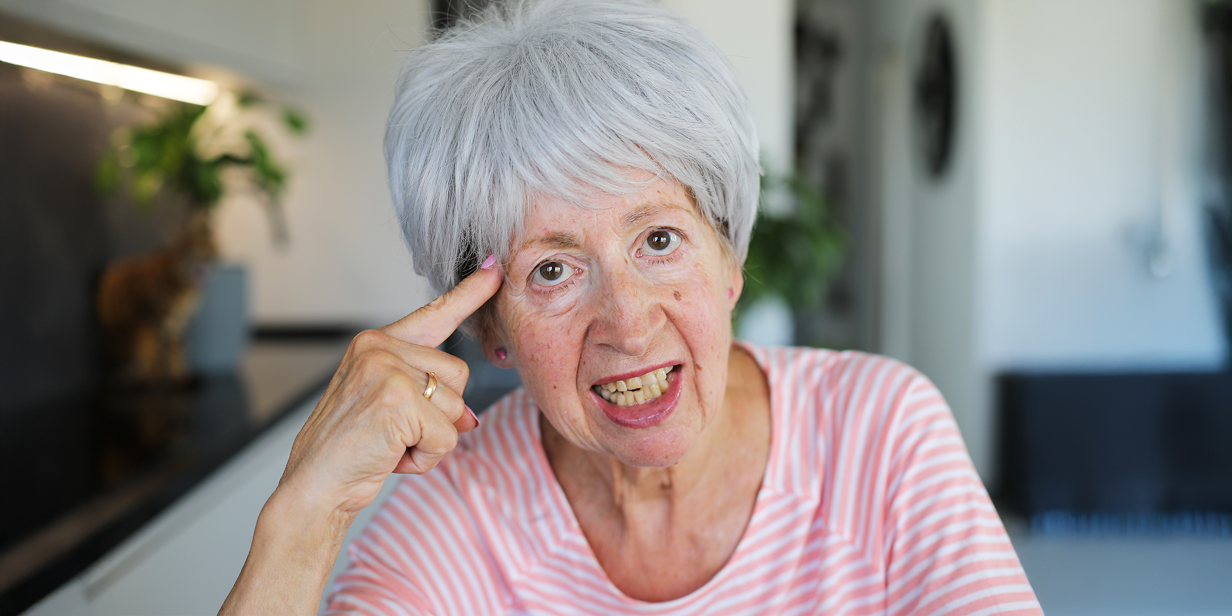 Une vieille femme à l'air en colère | Source : Shutterstock