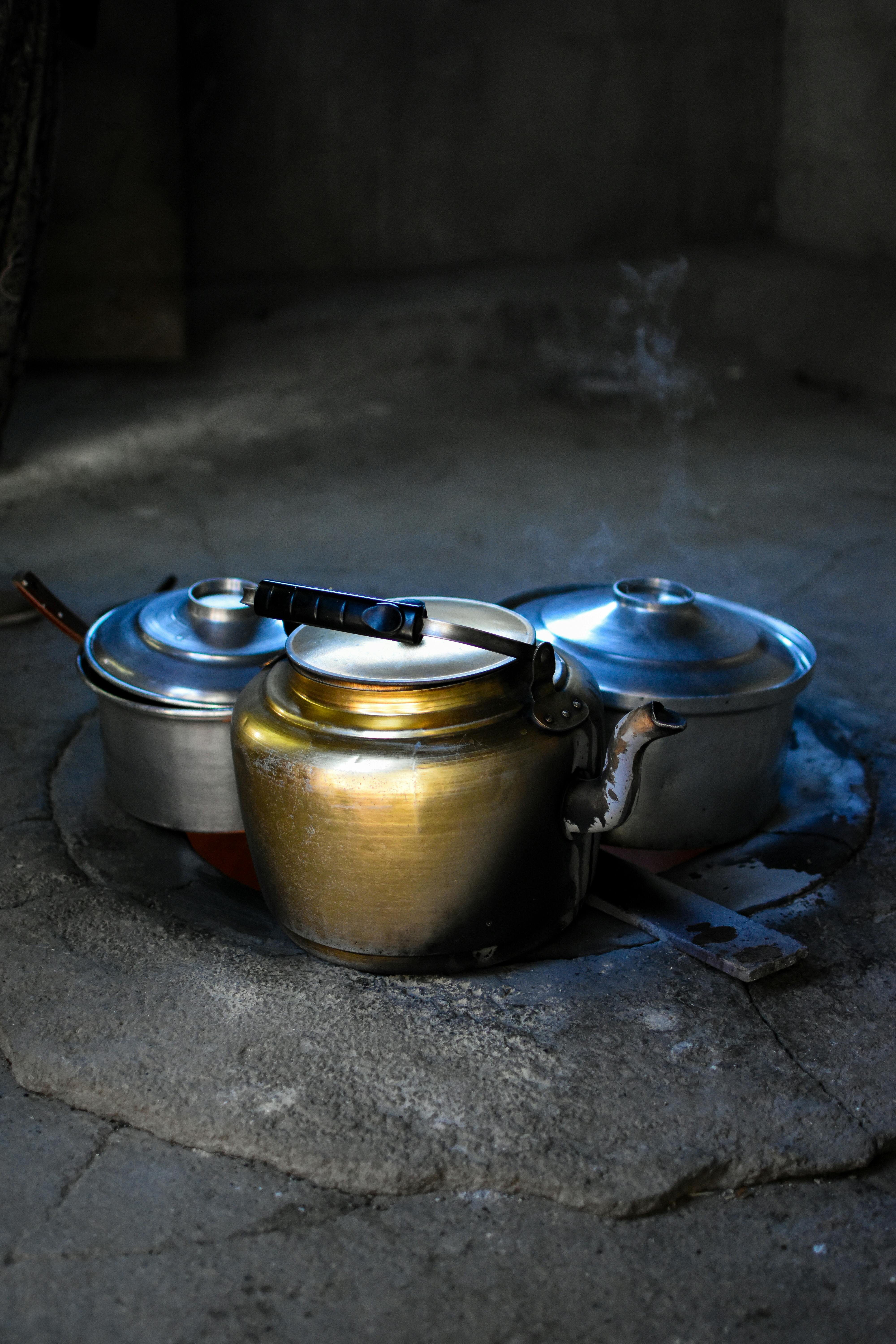 Des casseroles et une bouilloire | Source : Pexels