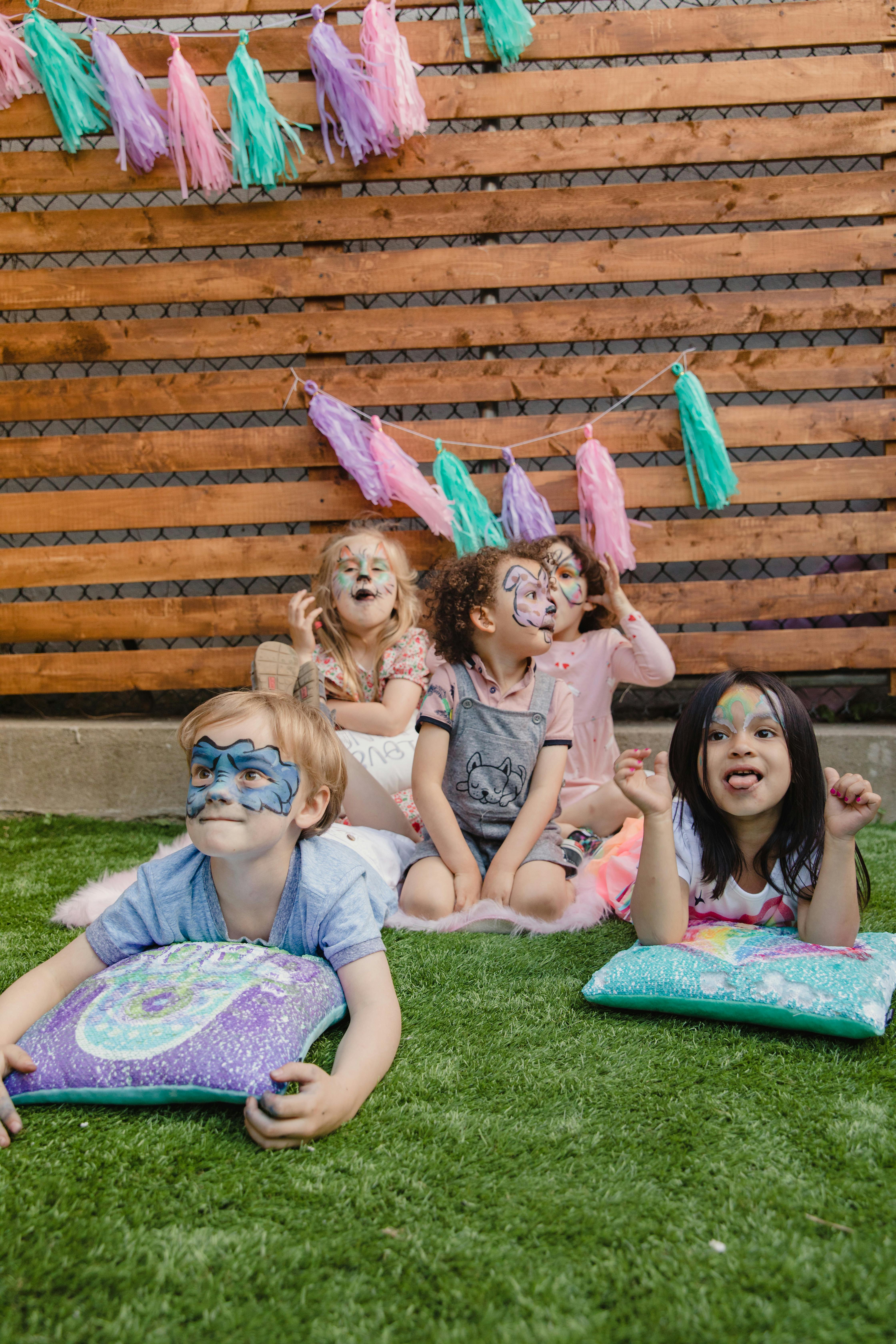 Enfants jouant sur l'herbe | Source : Pexels