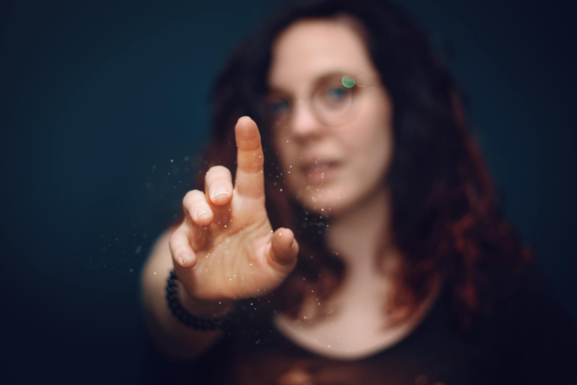 Une femme qui pointe son doigt vers quelqu'un | Source : Pexels