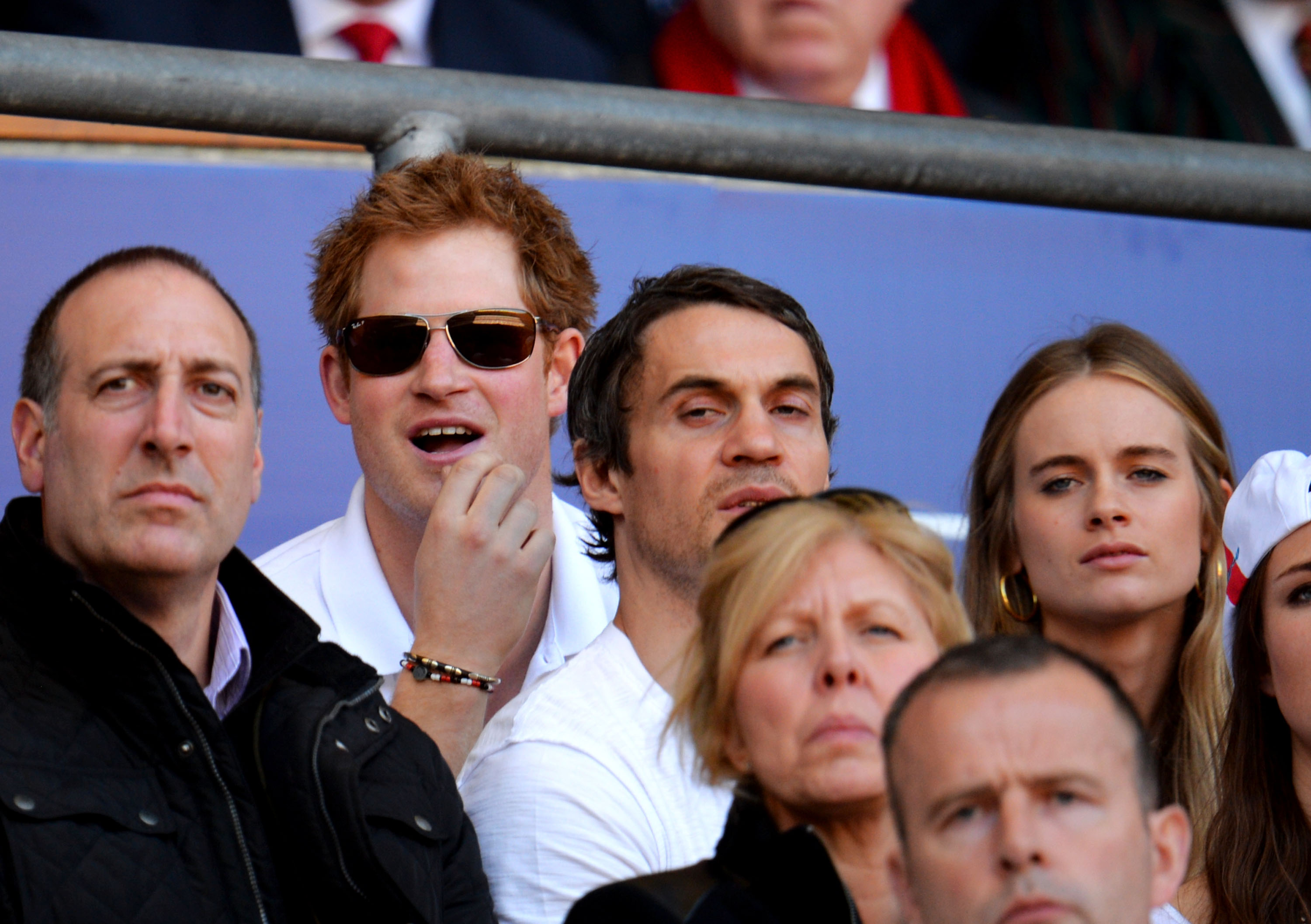 Le prince Harry et Cressida Bonas regardent pendant le match des RBS Six Nations au stade de Twickenham, le 9 mars 2014 à Londres, en Angleterre. | Source : Getty Images