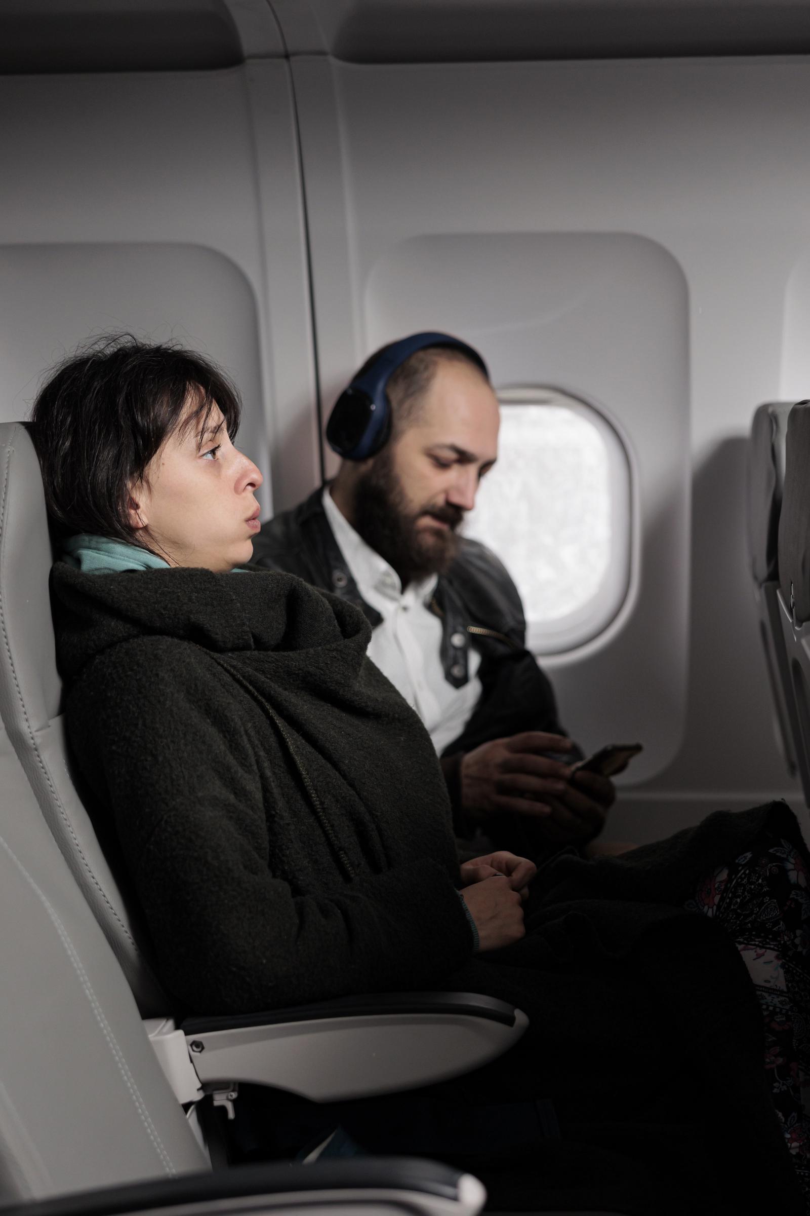 Un couple dans un avion | Source : Freepik