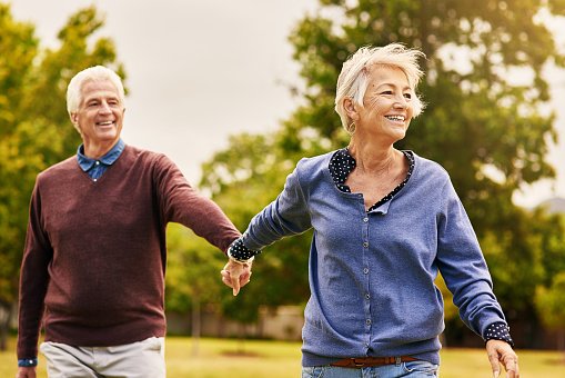 Un couple de personnes âgées" se tenant la main. | Photo : Getty Images