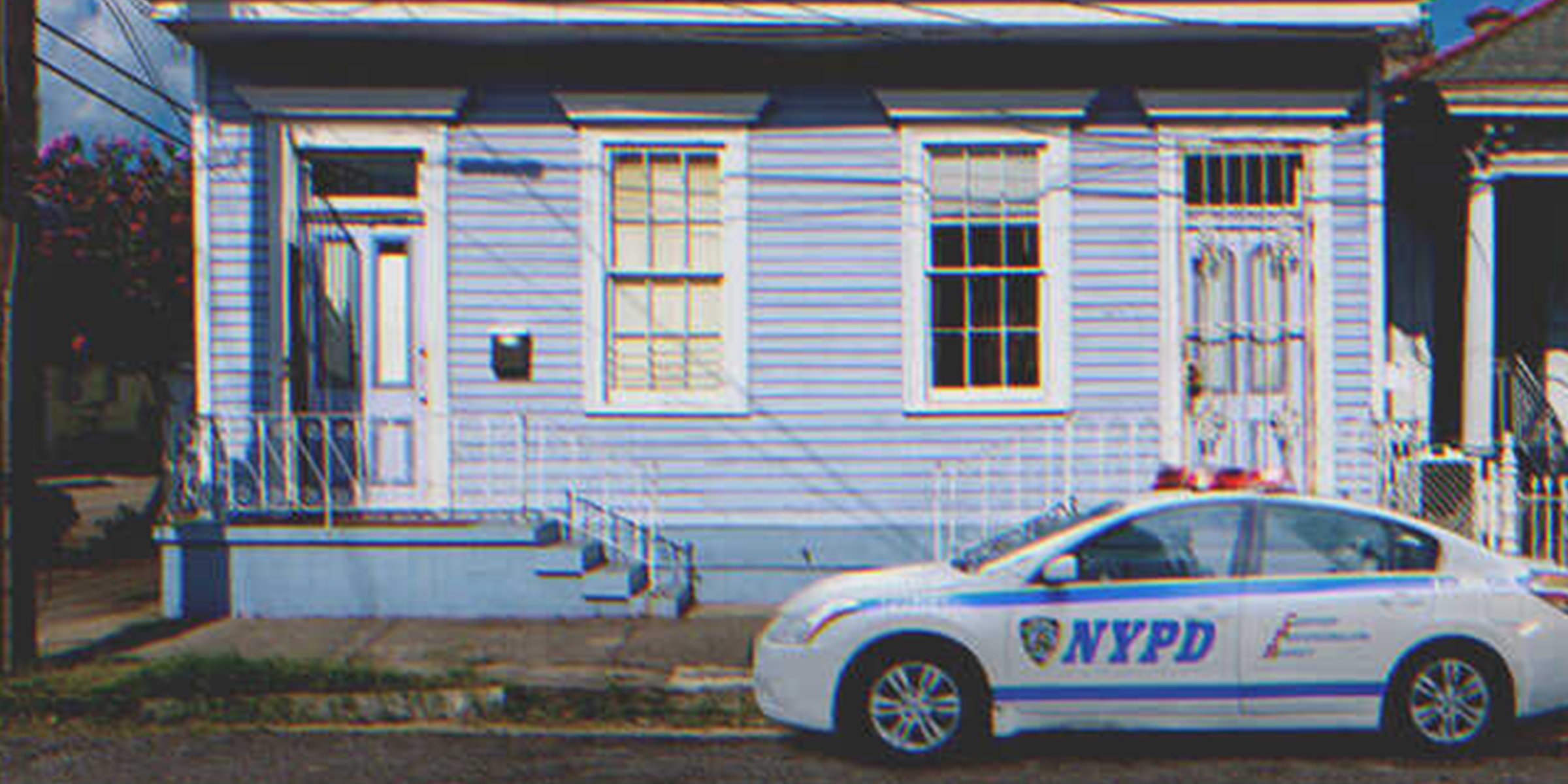 Une voiture de police devant une maison | Shutterstock