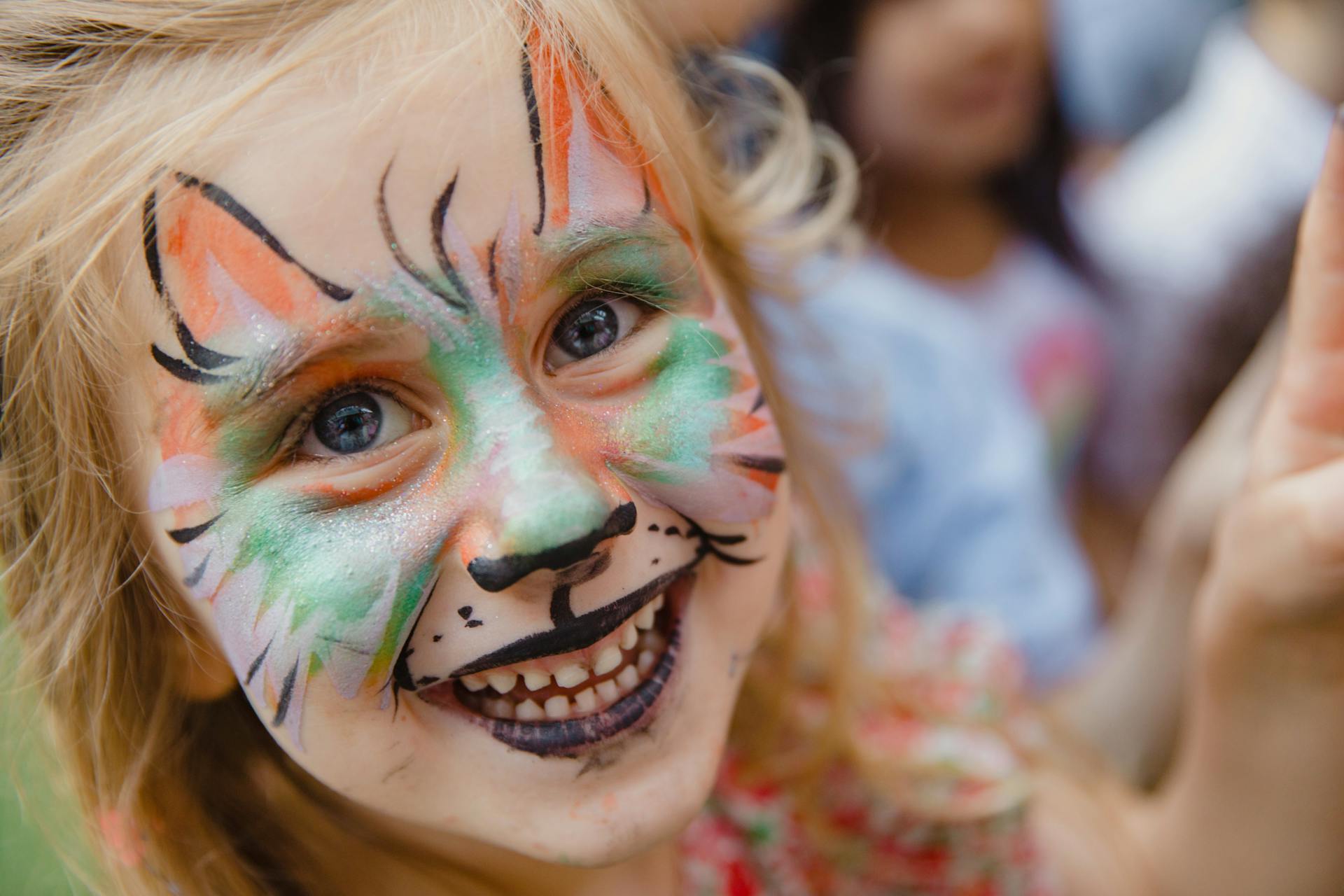 Une petite fille ravie avec de la peinture pour le visage | Source : Pexels