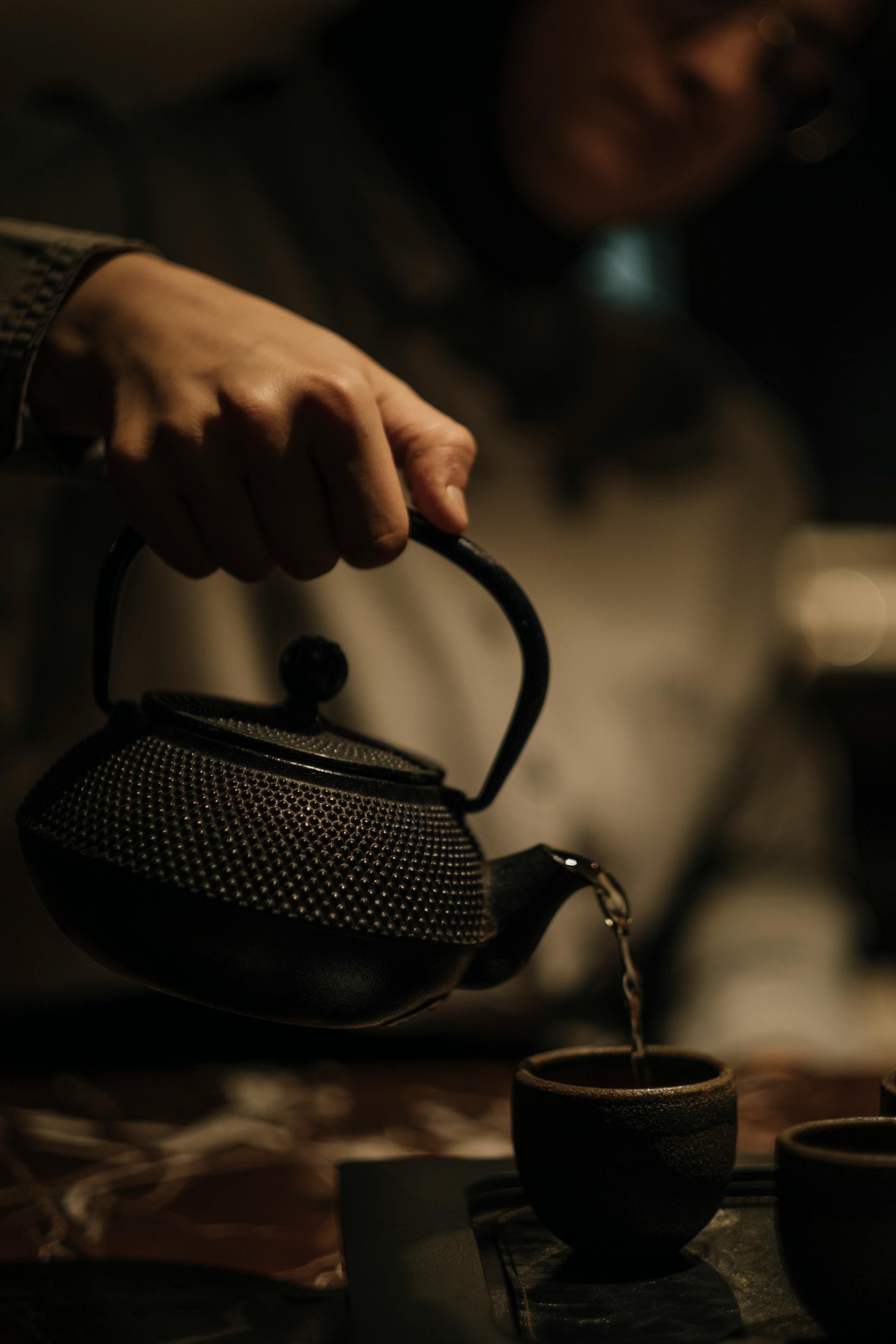 Une personne versant de l'eau dans une tasse | Source : Pexels