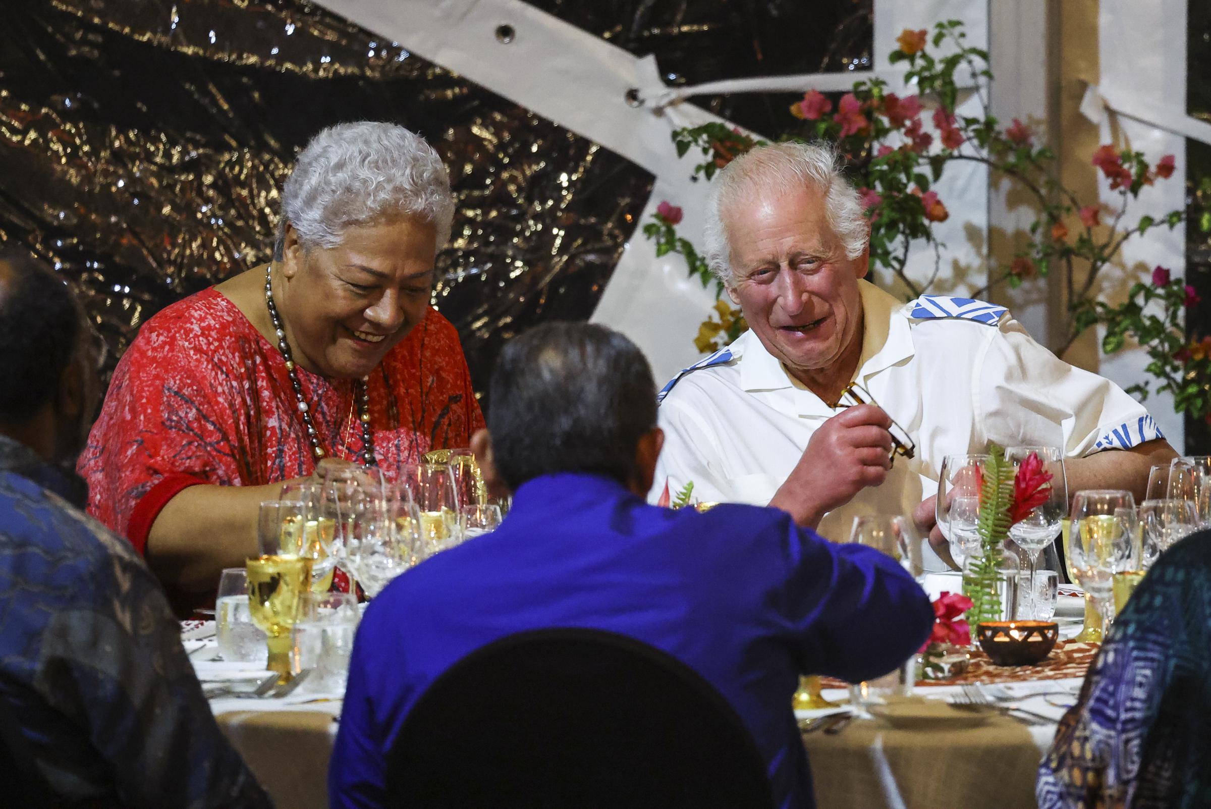 Le roi Charles III et le premier ministre des Samoa Naomi Mata'afa lors de la réception et du dîner du musée Robert Louis Stevenson à Apia, Samoa, le 25 octobre 2024 | Source : Getty Images