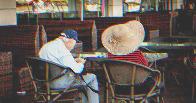 Un vieux couple assis à une table | Source : Shutterstock