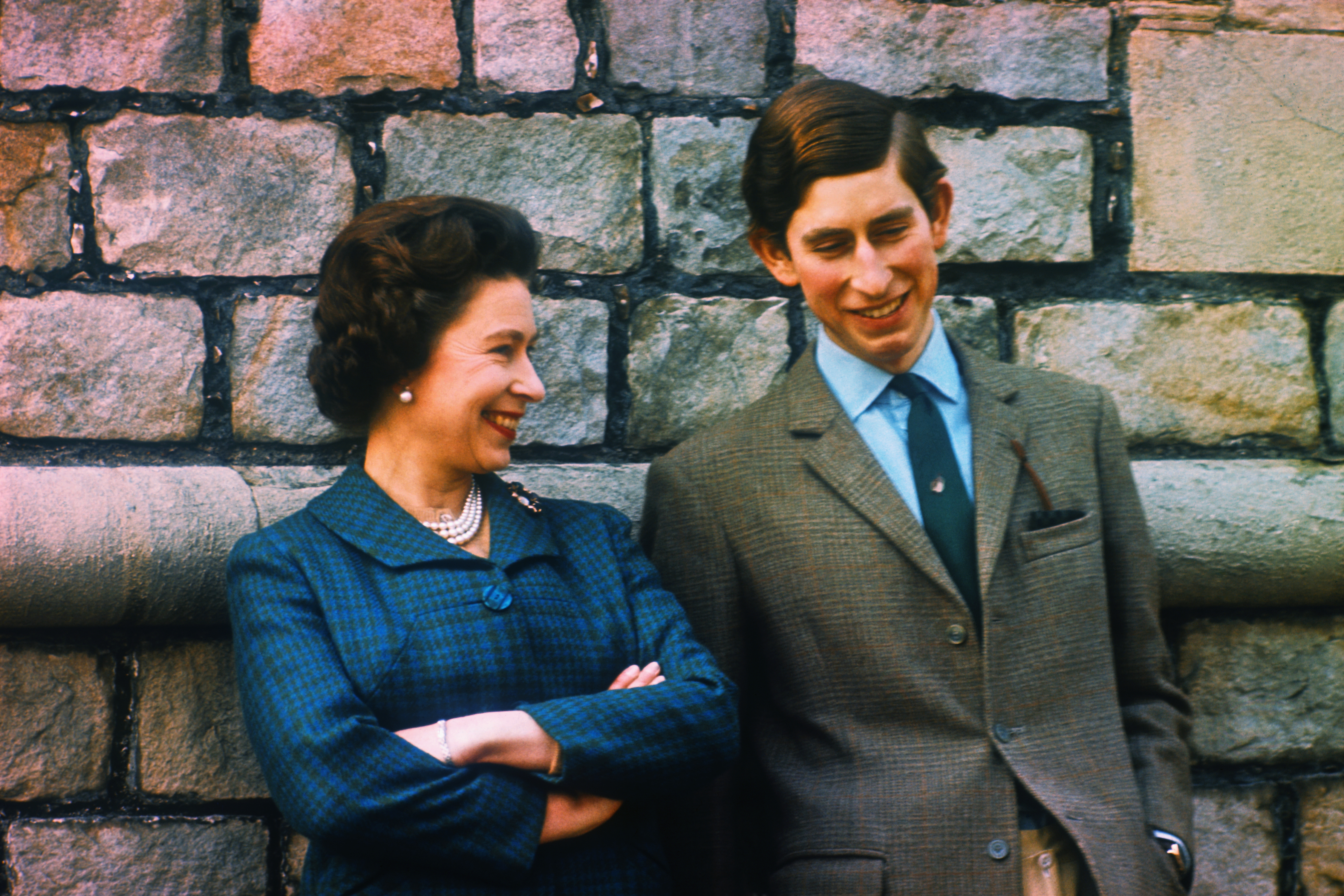 Le prince Charles et la reine Elizabeth dans leur maison de Windsor en 1969 | Source : Getty Images