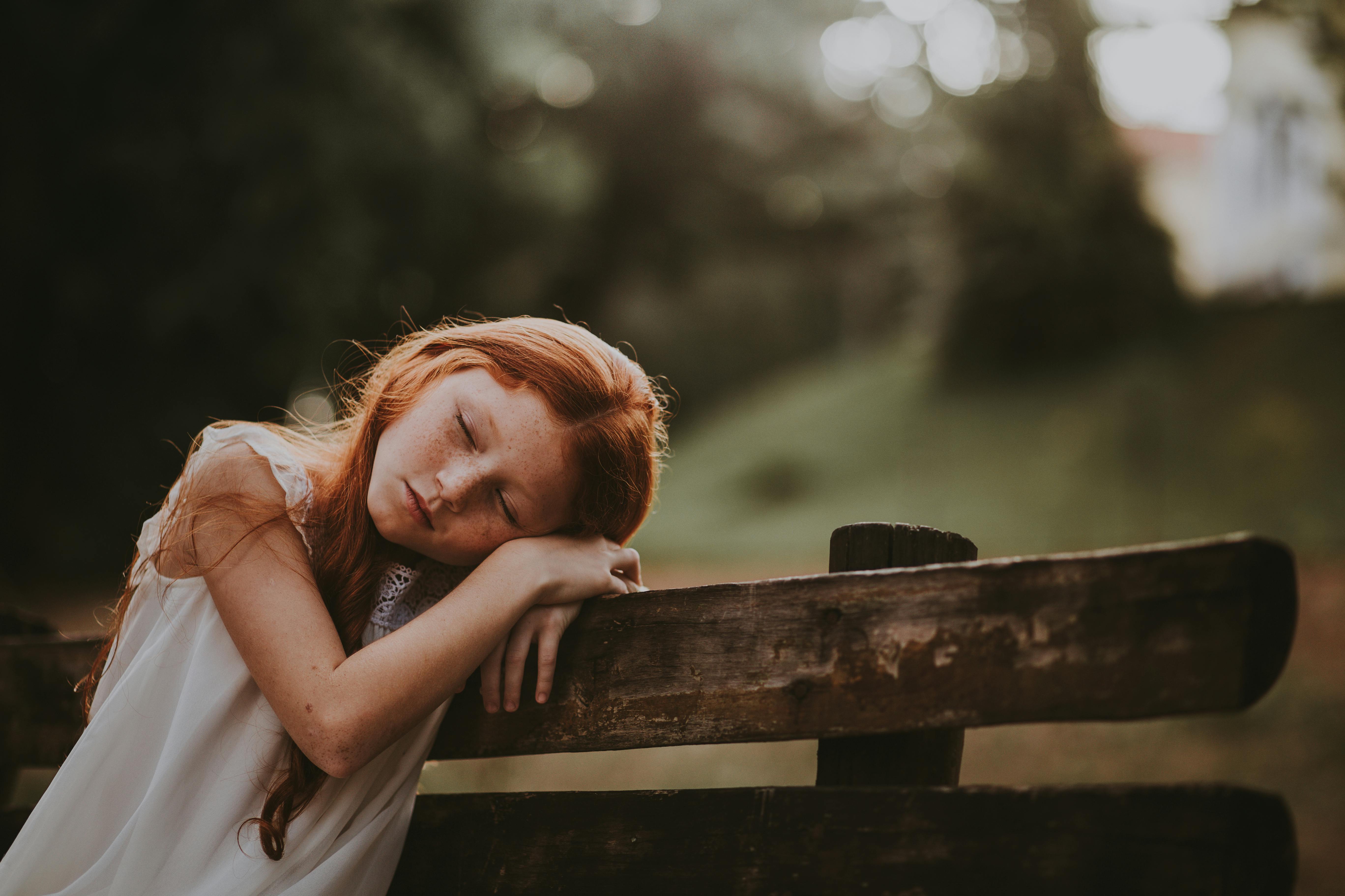 Une fille dormant à l'extérieur | Source : Pexels