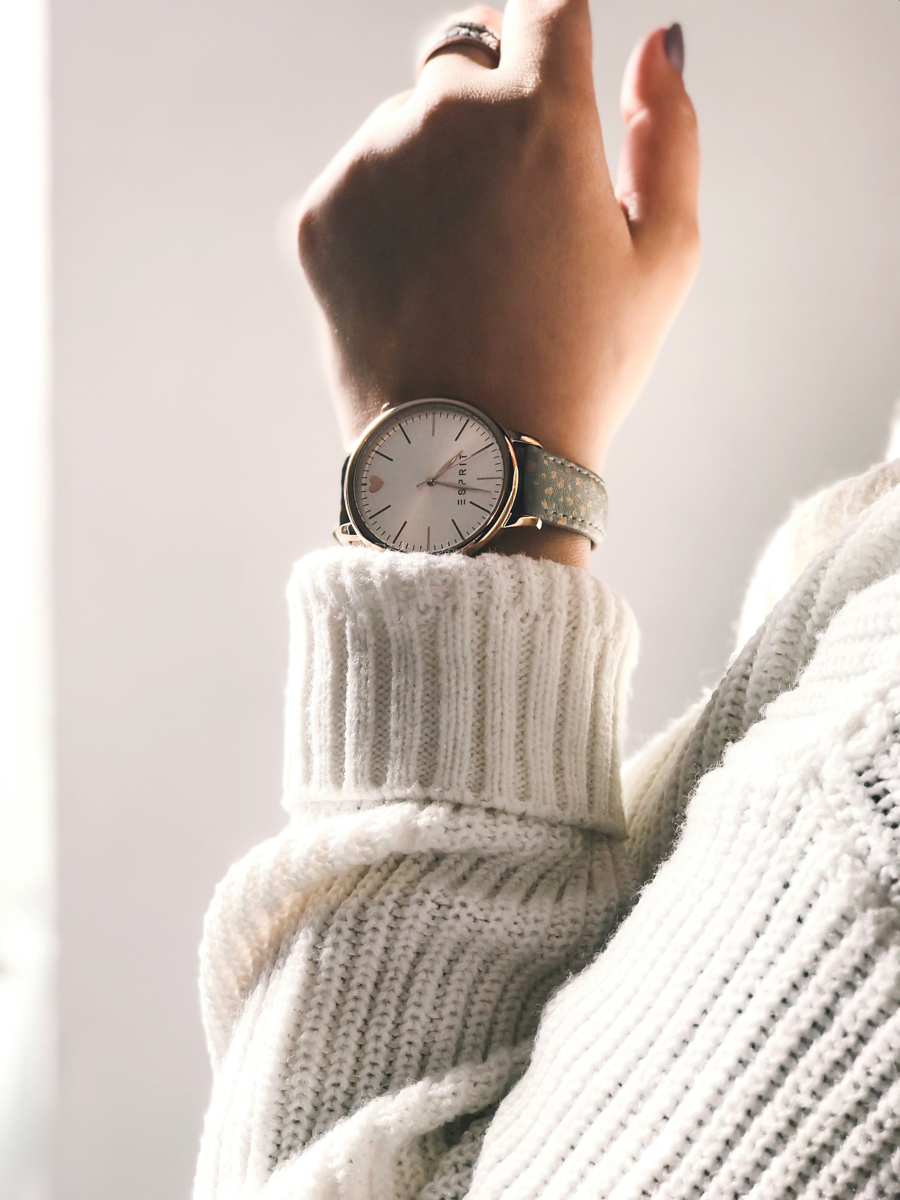 Le poignet d'une personne avec une montre | Source : Unsplash