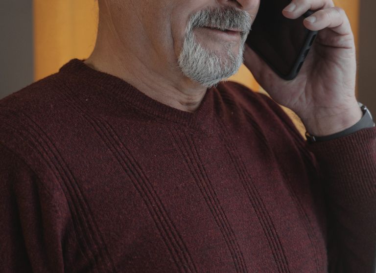 Un homme a répondu au téléphone à la place d'Alice. | Source : Pexels