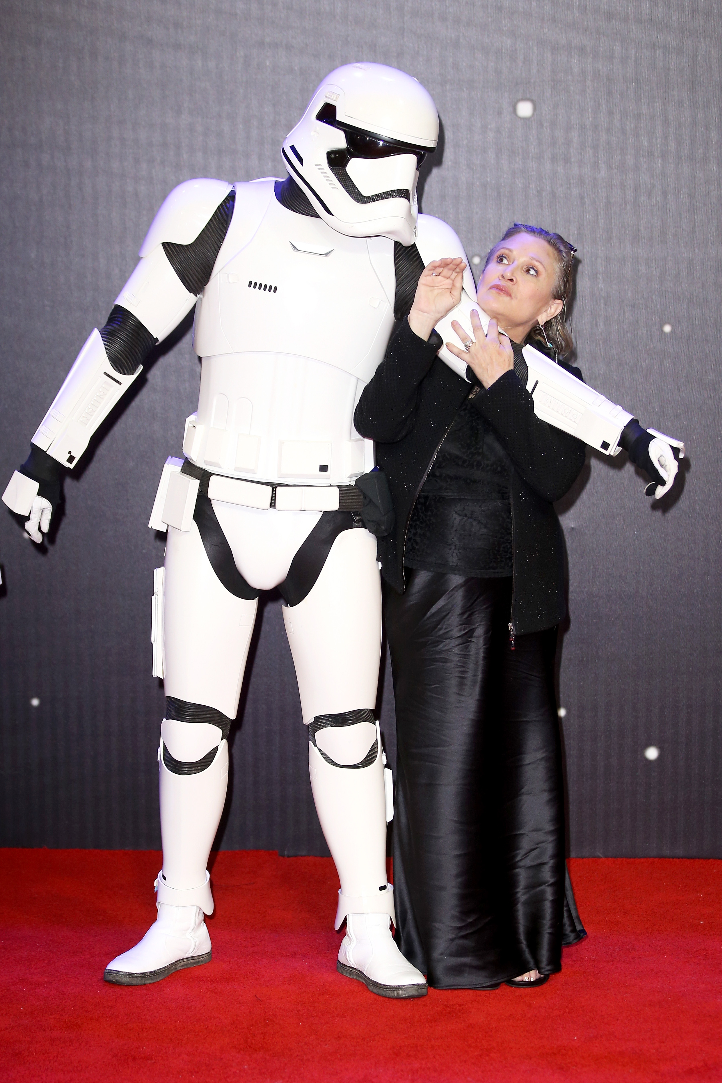 Carrie fisher et un Stormtrooper de "Star Wars" lors de la première européenne de "Star Wars : The Force Awakens" à Londres, 2015 | Source : Getty Images