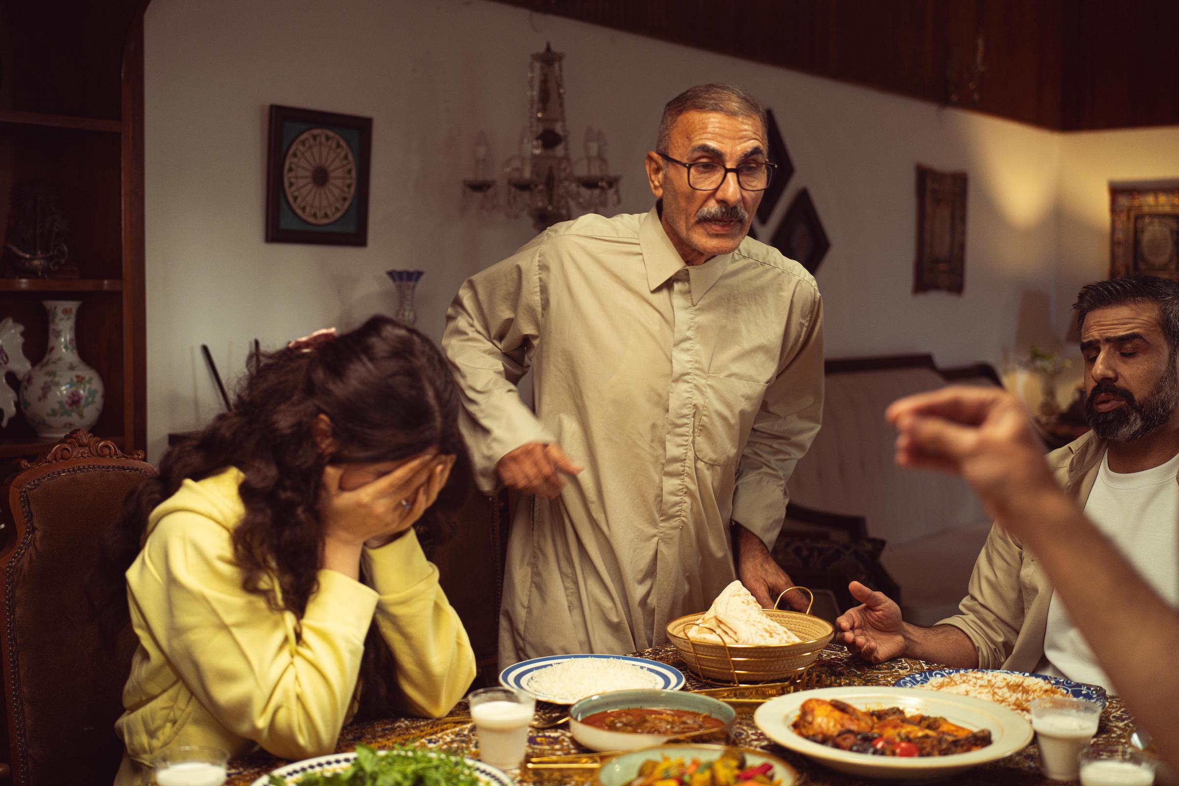 La famille était réunie autour de la table du dîner et menait une conversation tendue | Source : Pexels