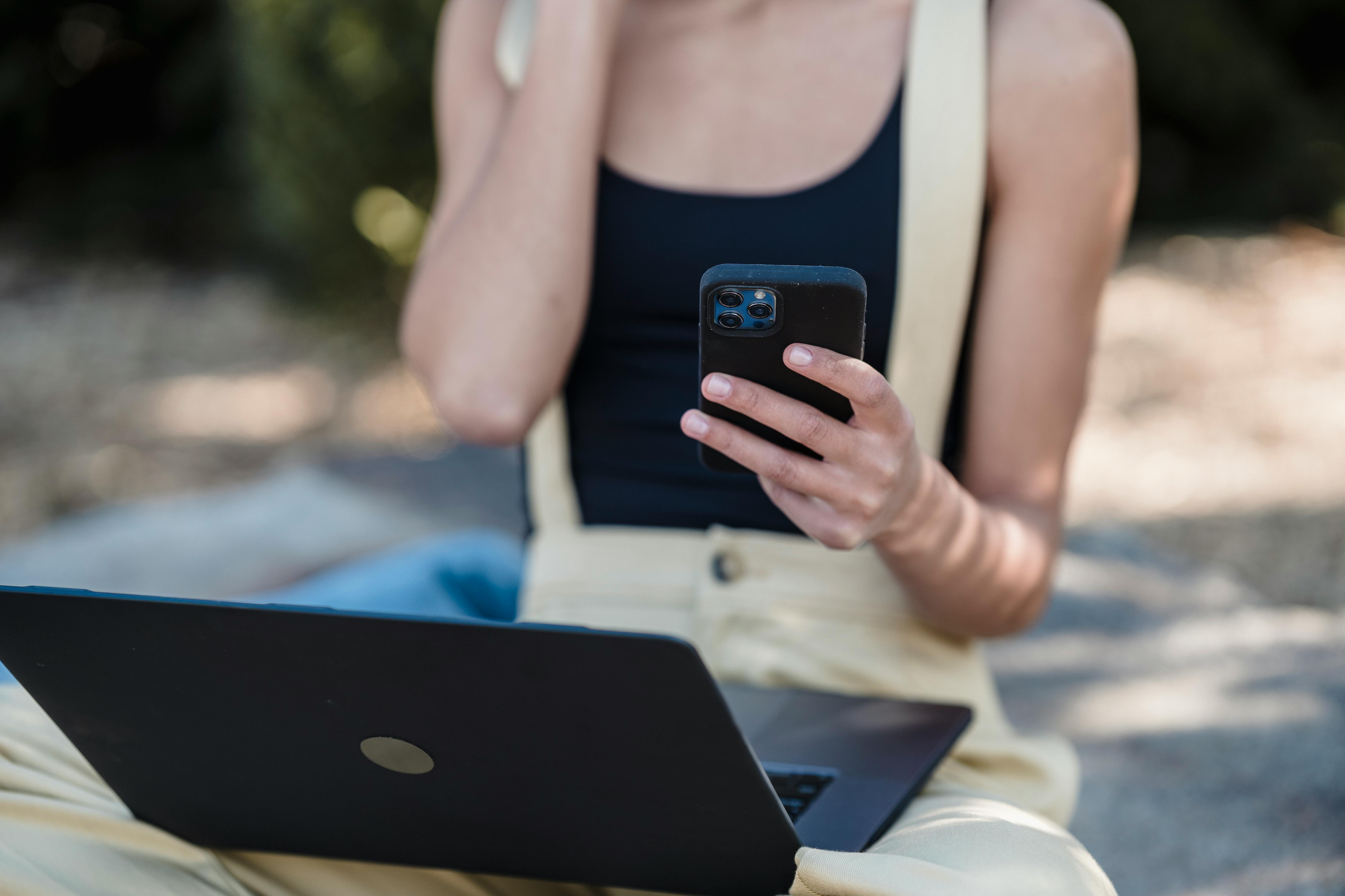 Une femme sur son téléphone | Source : Pexels