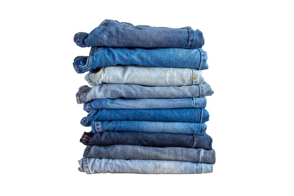 Des jeans empilés. | Photo : Shutterstock
