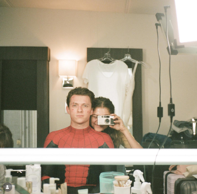 Ils n'ont jamais officiellement annoncé au monde entier qu'ils étaient en couple. Sur cette photo, Zendaya et Tom Holland ont posé en coulisses pendant le tournage \