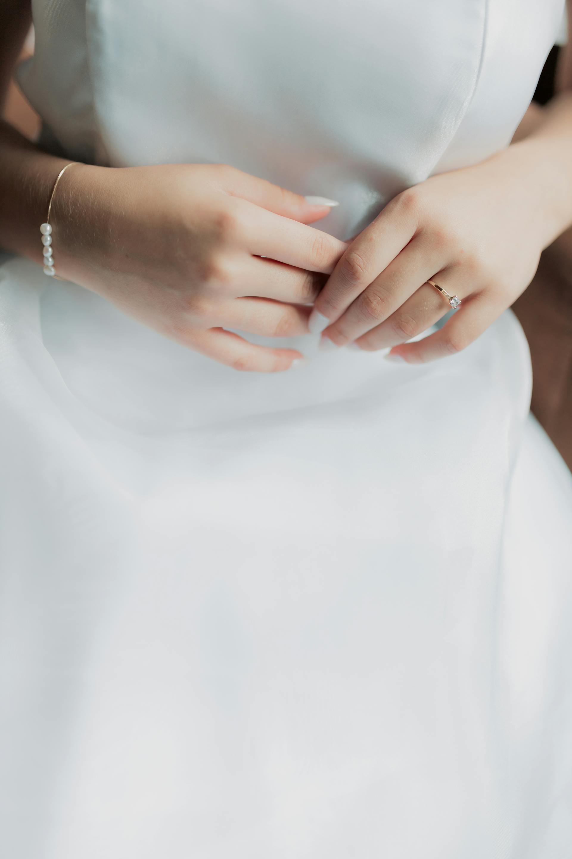 Un gros plan sur les mains d'une mariée | Source : Pexels