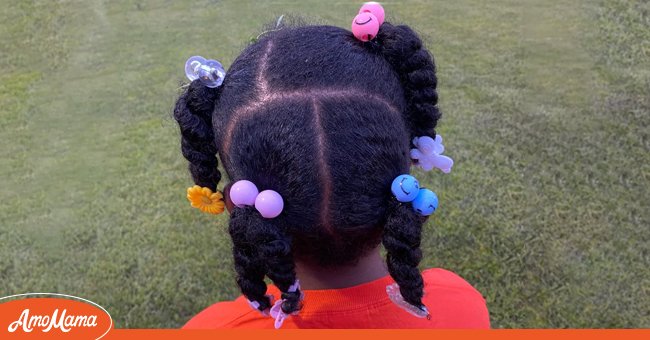 Une fillette de six ans portait des barrettes colorées pour son match de football et n'a pas été autorisée à jouer à cause d'elles | Photo : Facebook/DiamondMx2
