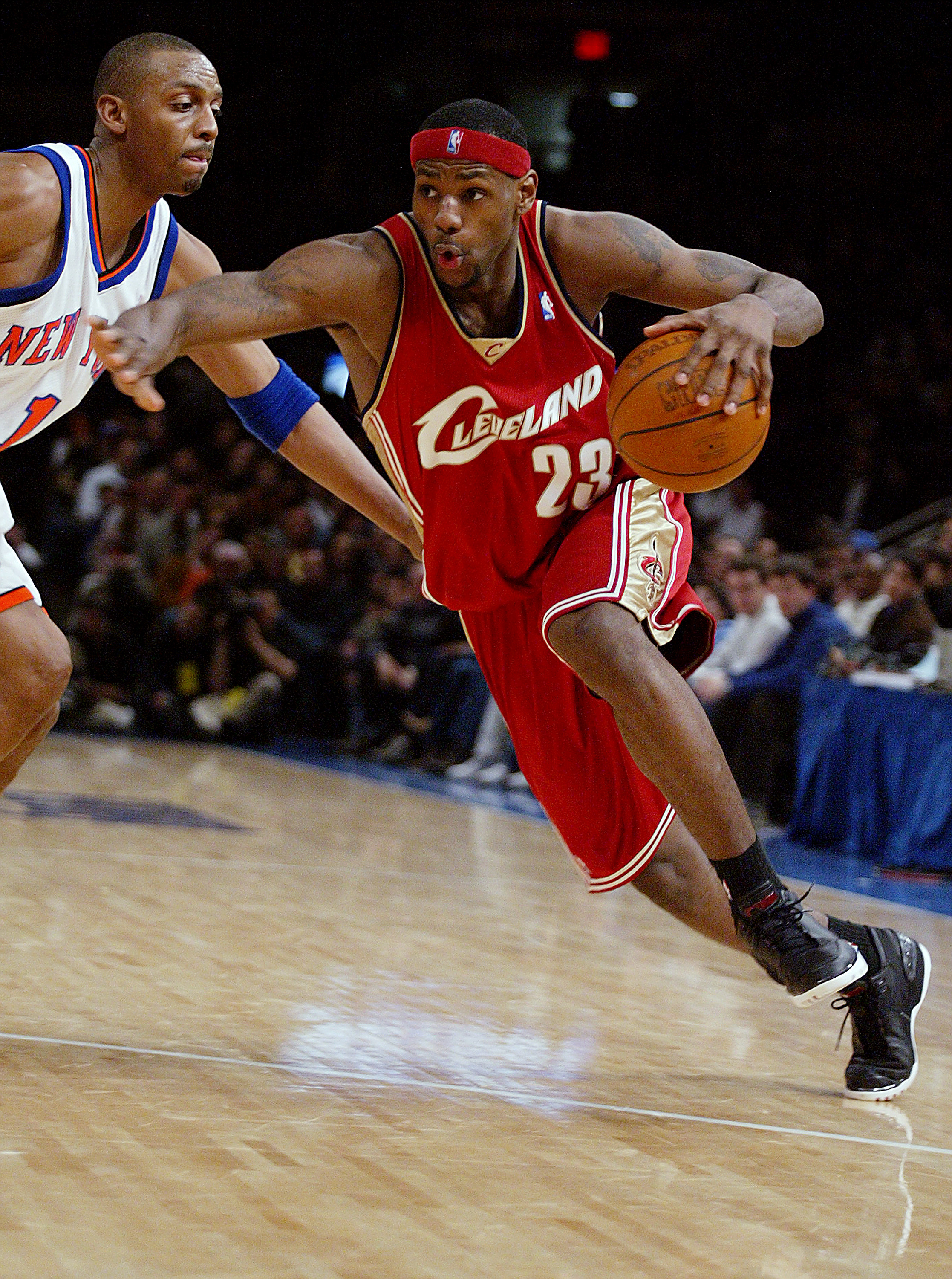 LeBron James au début de sa carrière, jouant pour les Cleveland Cavaliers vers 2002 | Source : Getty Images