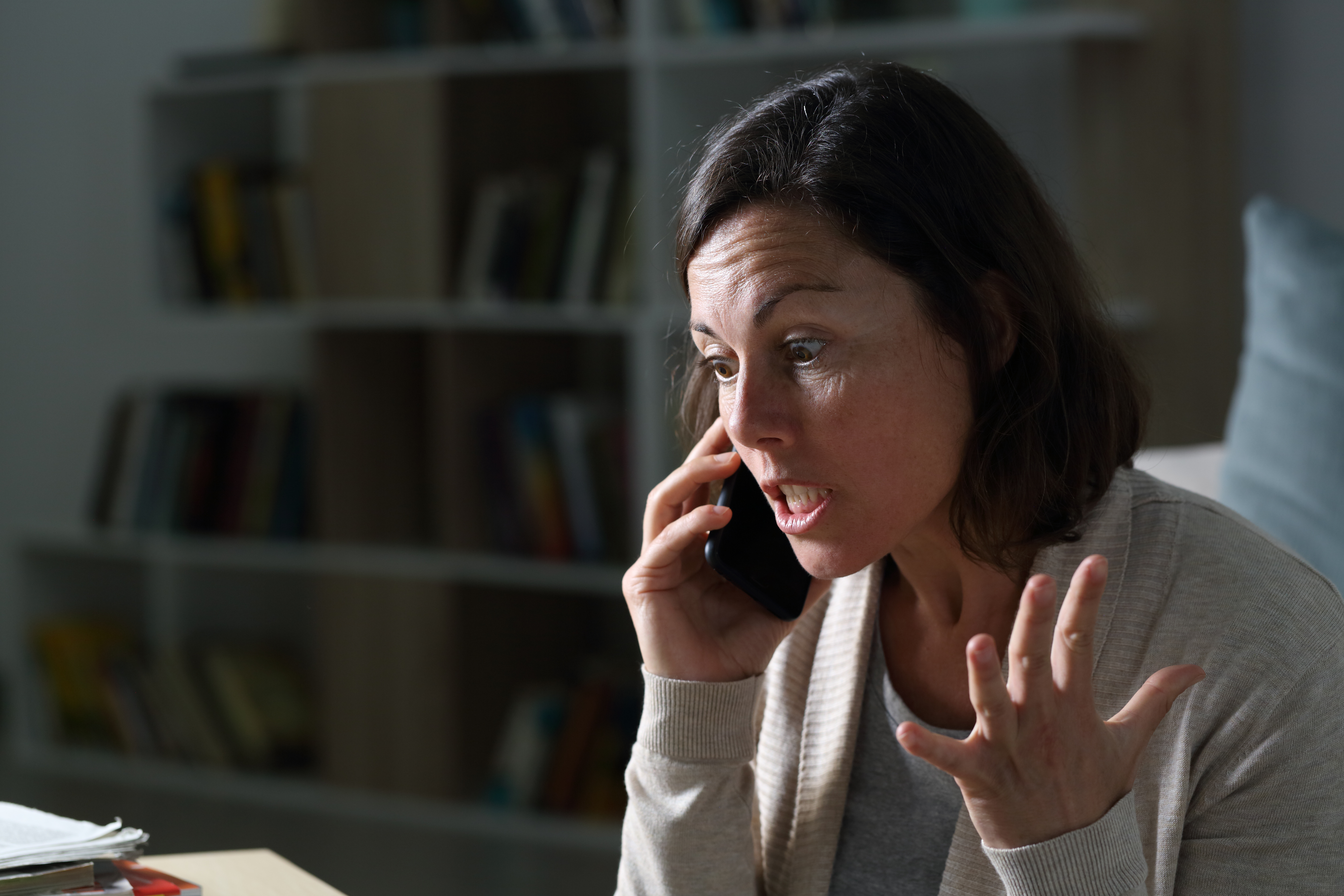 Uma mulher irritada em uma ligação | Fonte: Shutterstock