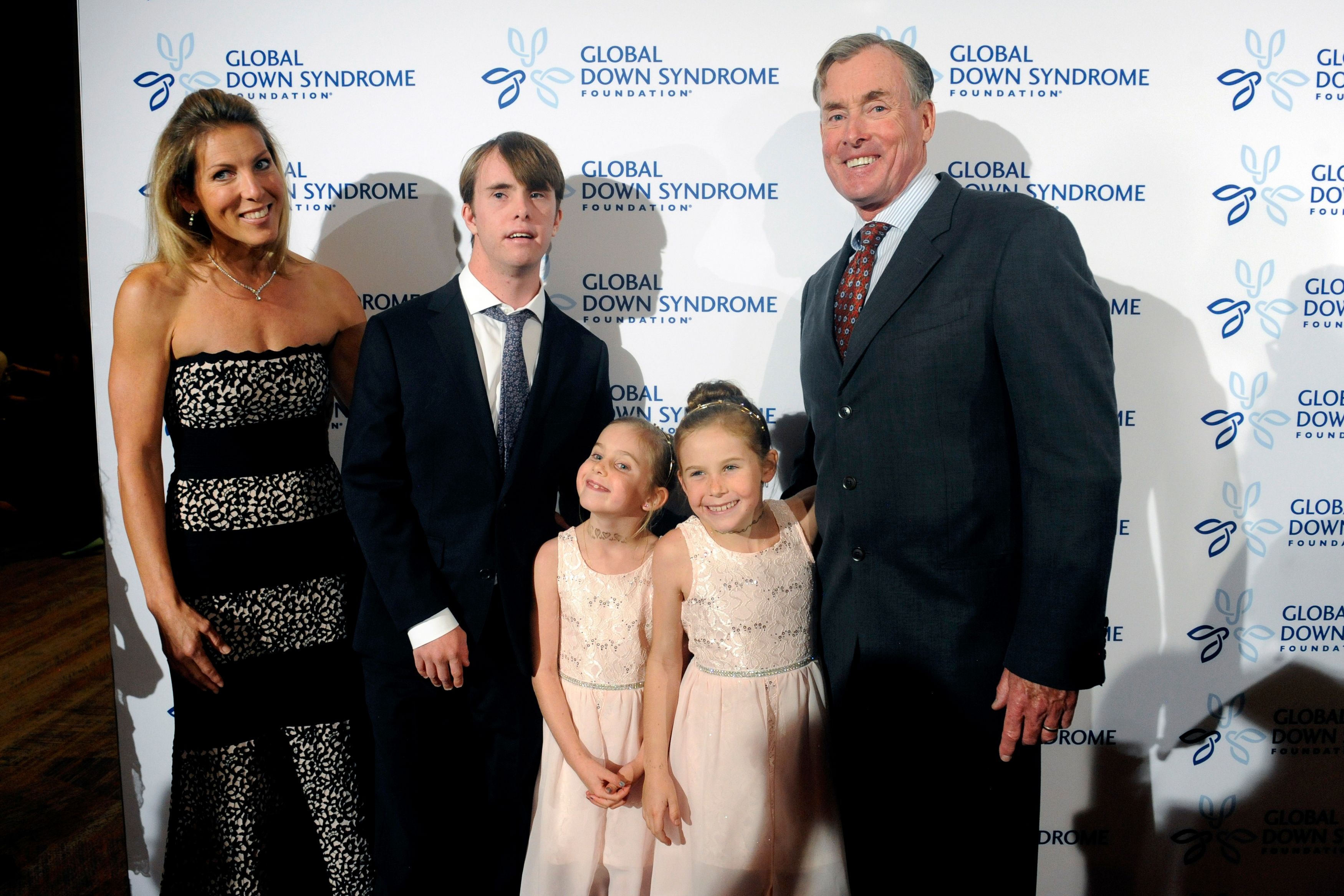 John C. McGinley avec sa femme Nichole Kessler, son fils Max et ses filles Kate et Billie lors du défilé de mode "Be Beautiful, Be Yourself" de la Fondation mondiale du syndrome de Down au Colorado en 2016 | Getty Images.