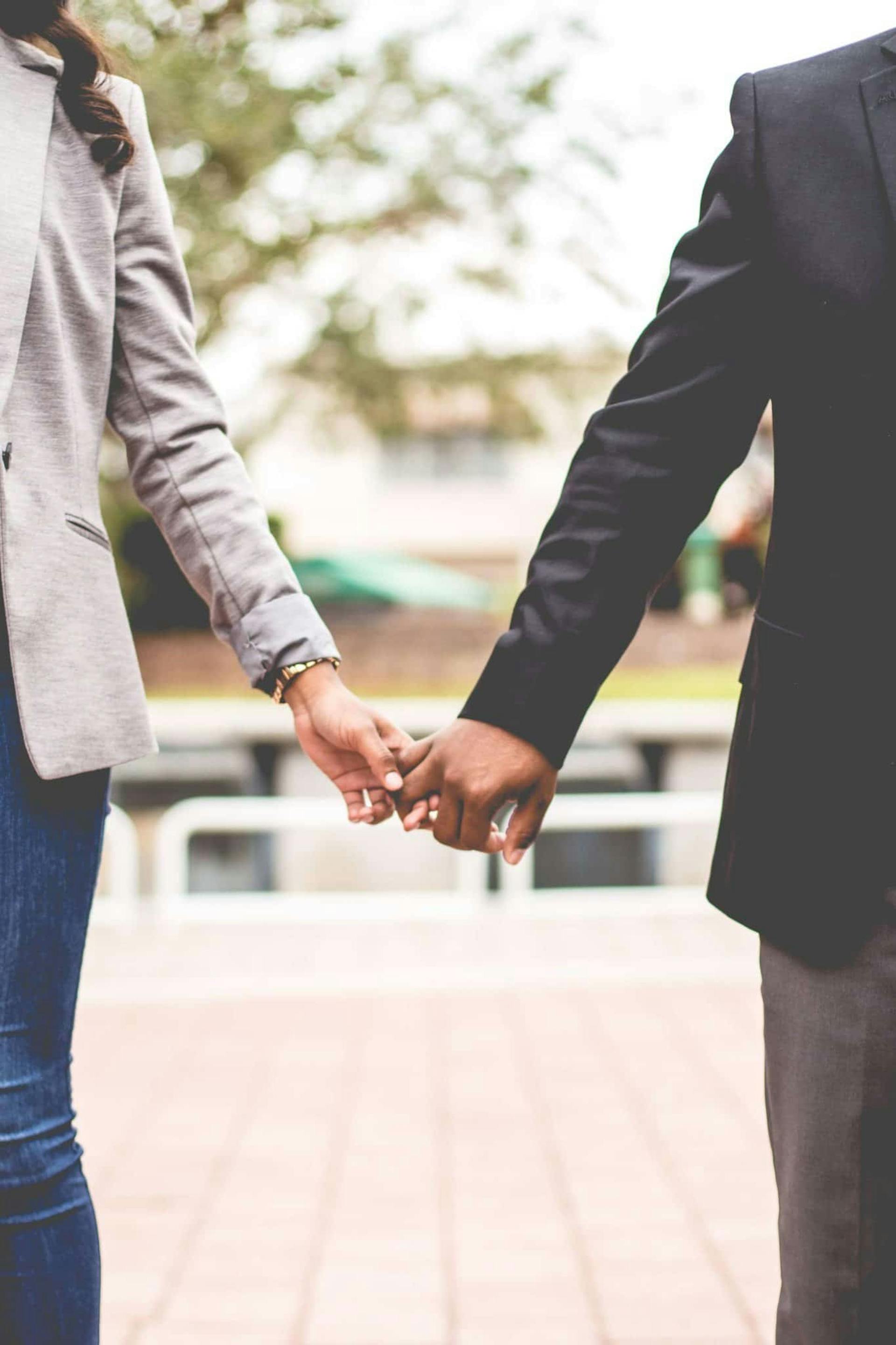 Un couple se tenant par la main | Source : Pexels