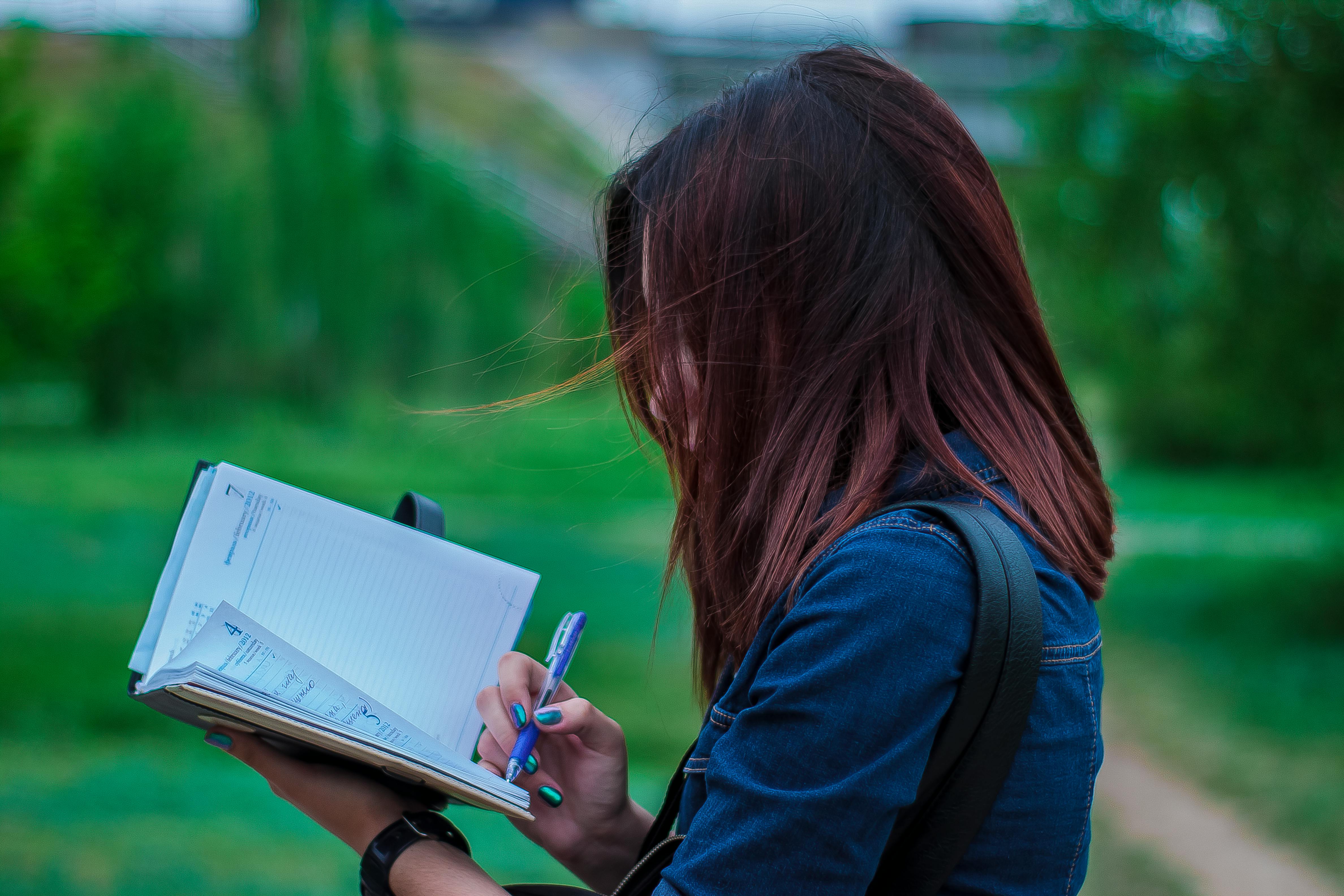 Une femme qui écrit à la hâte | Source : Pexels