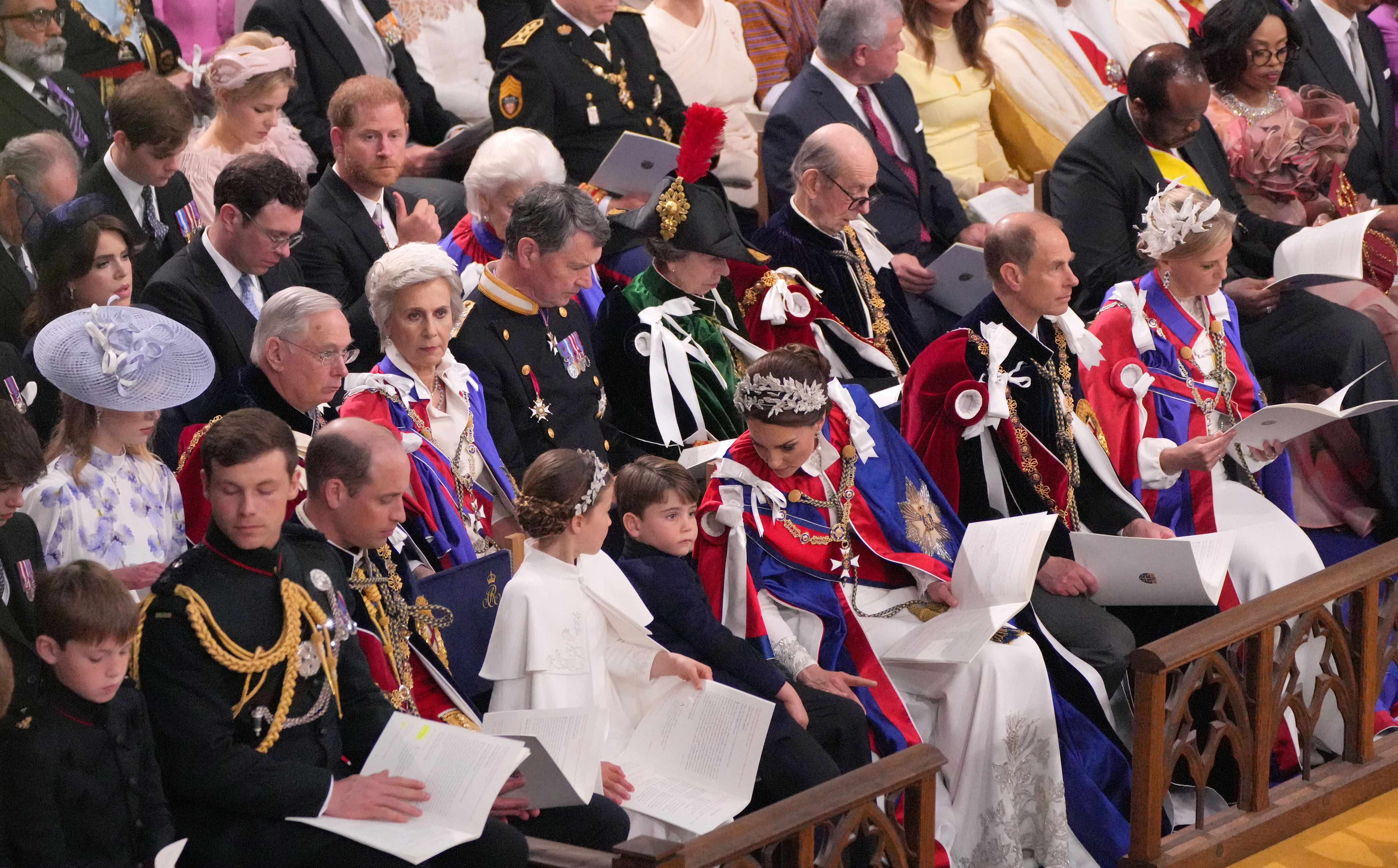 Le prince Harry est assis au troisième rang lors de la cérémonie de couronnement du roi Charles III et de la reine Camilla à l'abbaye de Westminster, le 6 mai 2023 à Londres, en Angleterre. | Source : Getty Images
