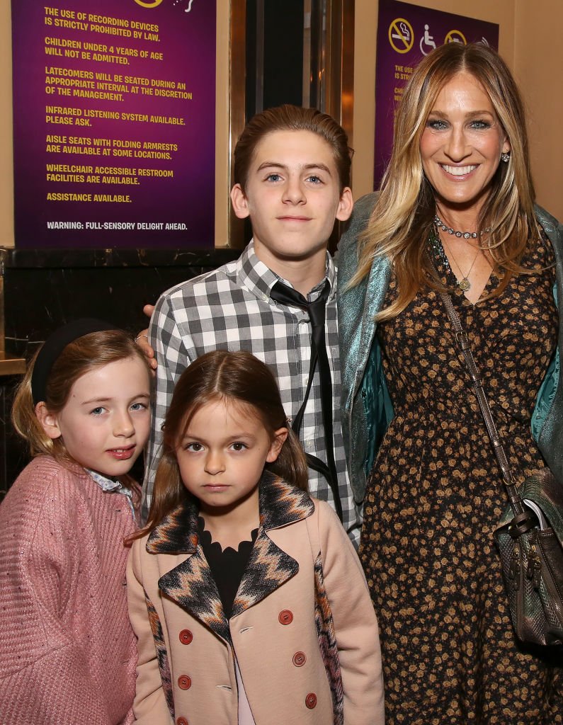 Sarah Jessica Parker et ses enfants, Tabitha, Loretta et James, assistent à l'After Party de la première représentation de Broadway pour "Charlie et la Chocolaterie", 2017, New York City. | Photo : Getty Images