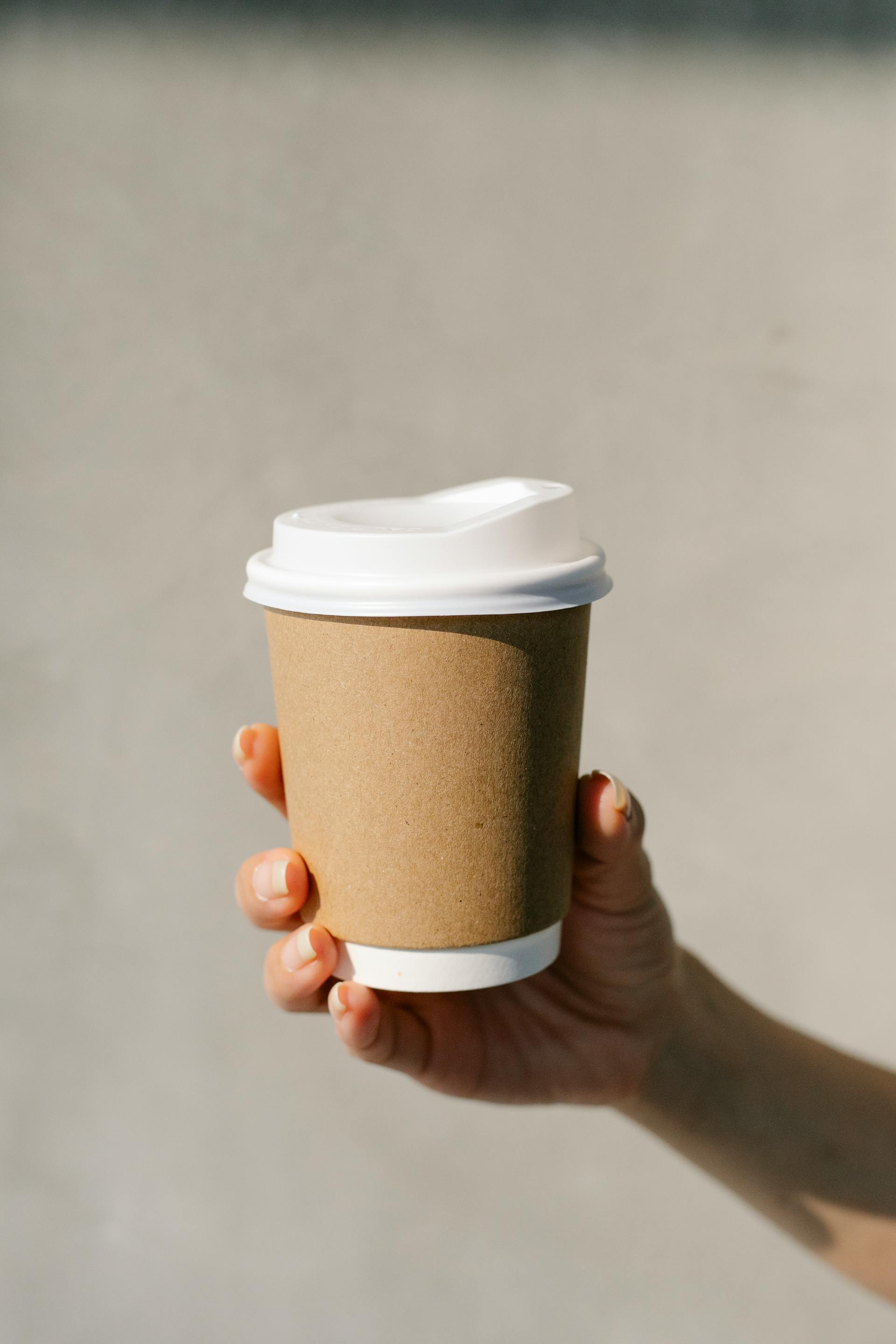Une main tenant une tasse de café | Source : Pexels