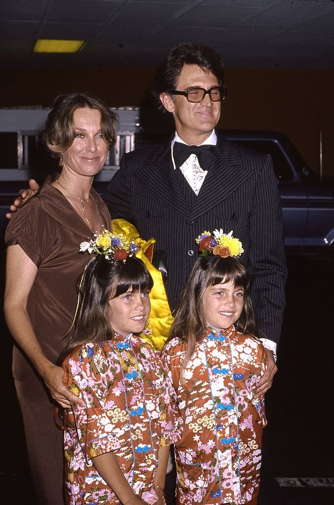 Lindsay et Sidney Greenbush avec leurs parents, les acteurs Billy Green Bush et Carole Kay Bush, vers 1980 à Los Angeles | Photo : Getty Images