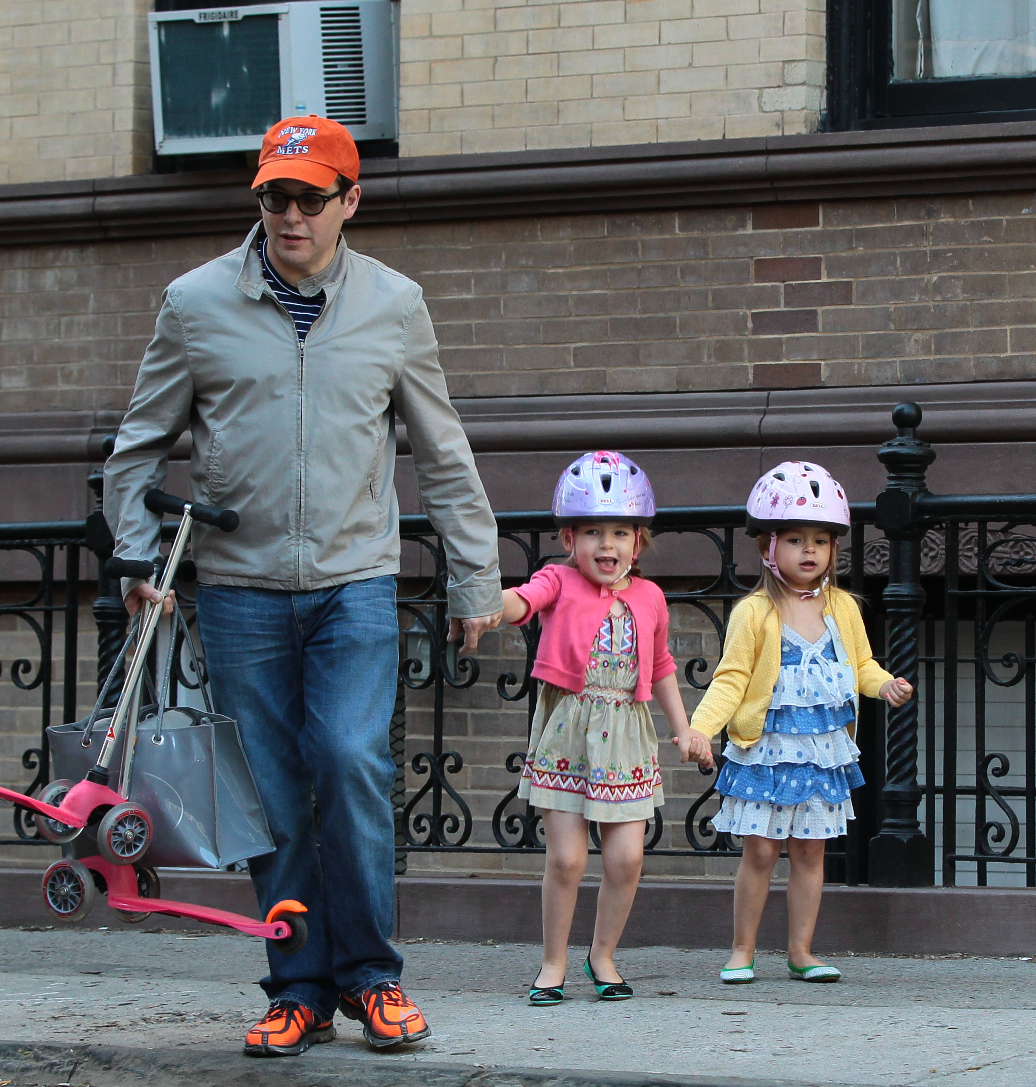 Matthew Broderick et ses filles, Marion Loretta et Tabitha Hodge Broderick sont vus le 1er mai 2013 à New York | Source : Getty Images
