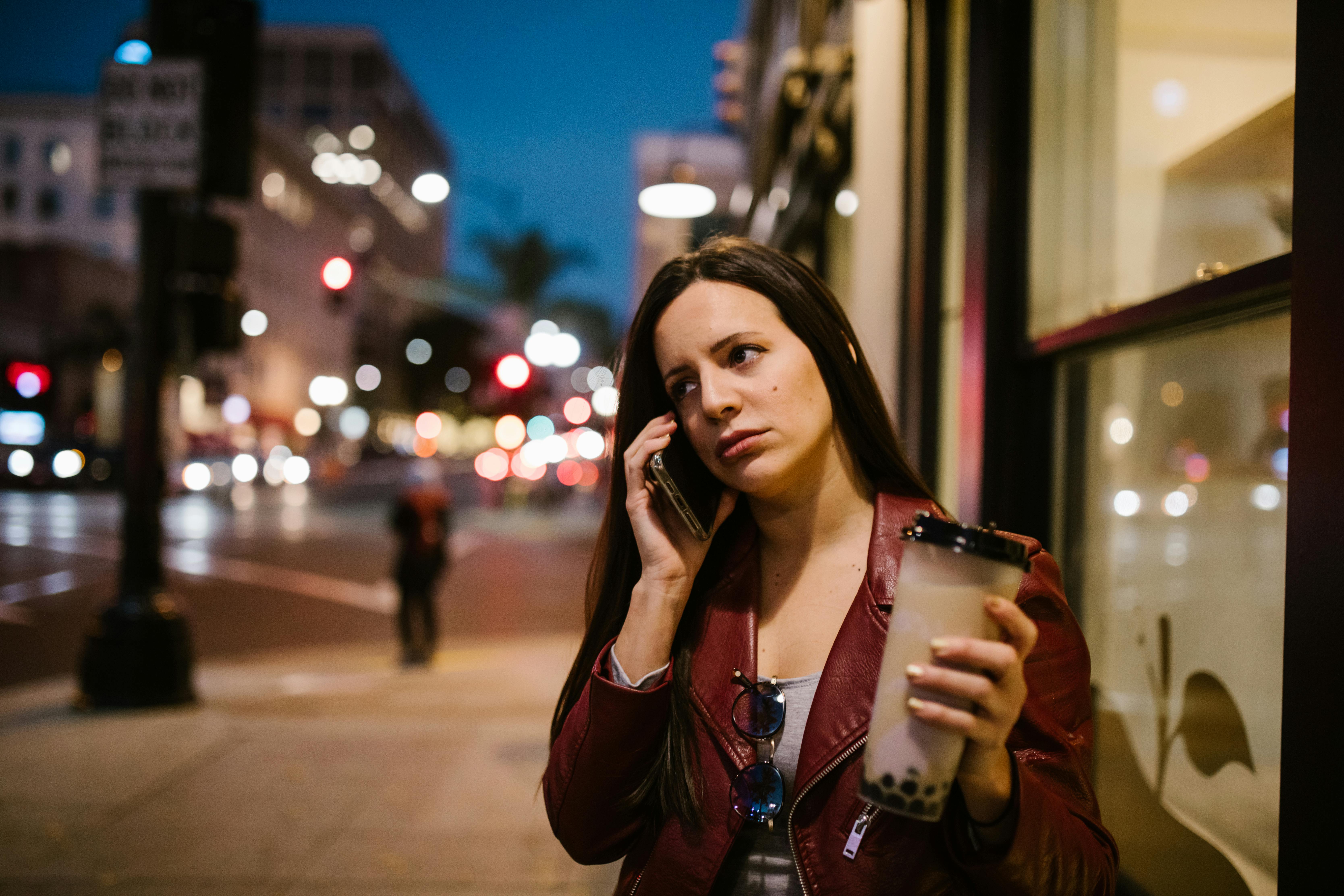 Une femme au téléphone sur un trottoir | Source : Pexels