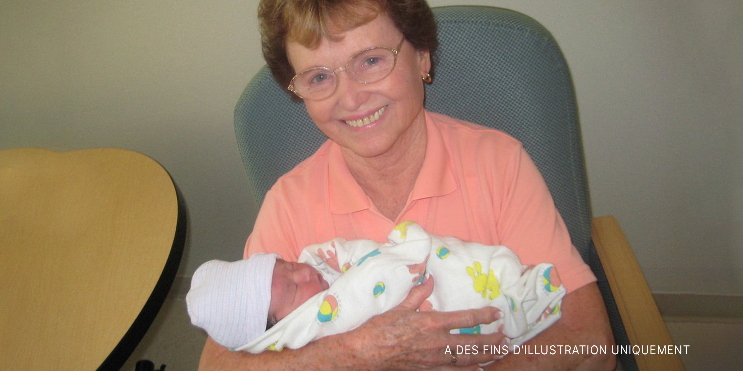 Une femme âgée tenant un nouveau-né | Source : flickr.com/ryarwood/CC BY-SA 2.0