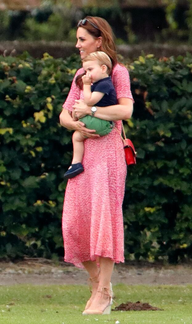 La duchesse Kate et le prince Louis lors du match de polo caritatif King Power Royal tenu au Billingbear Polo Club le 10 juillet 2019 à Wokingham, Angleterre | Photo : Max Mumby/Indigo/Getty Images