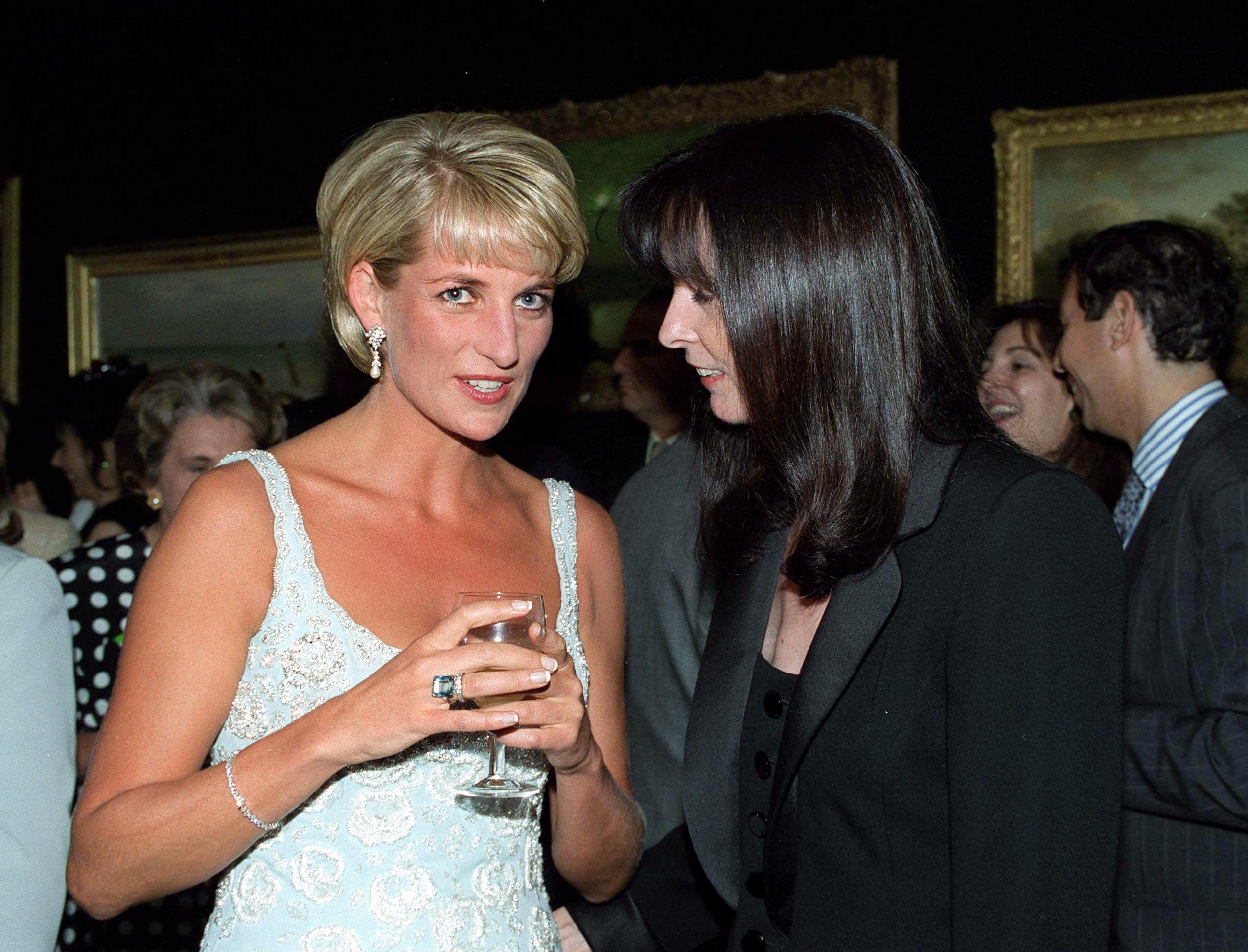 La princesse Diana et son amie Catherine Walker, créatrice de robes, lors d'une exposition et d'une réception privées le 2 juin 1997 | Source : Getty Images