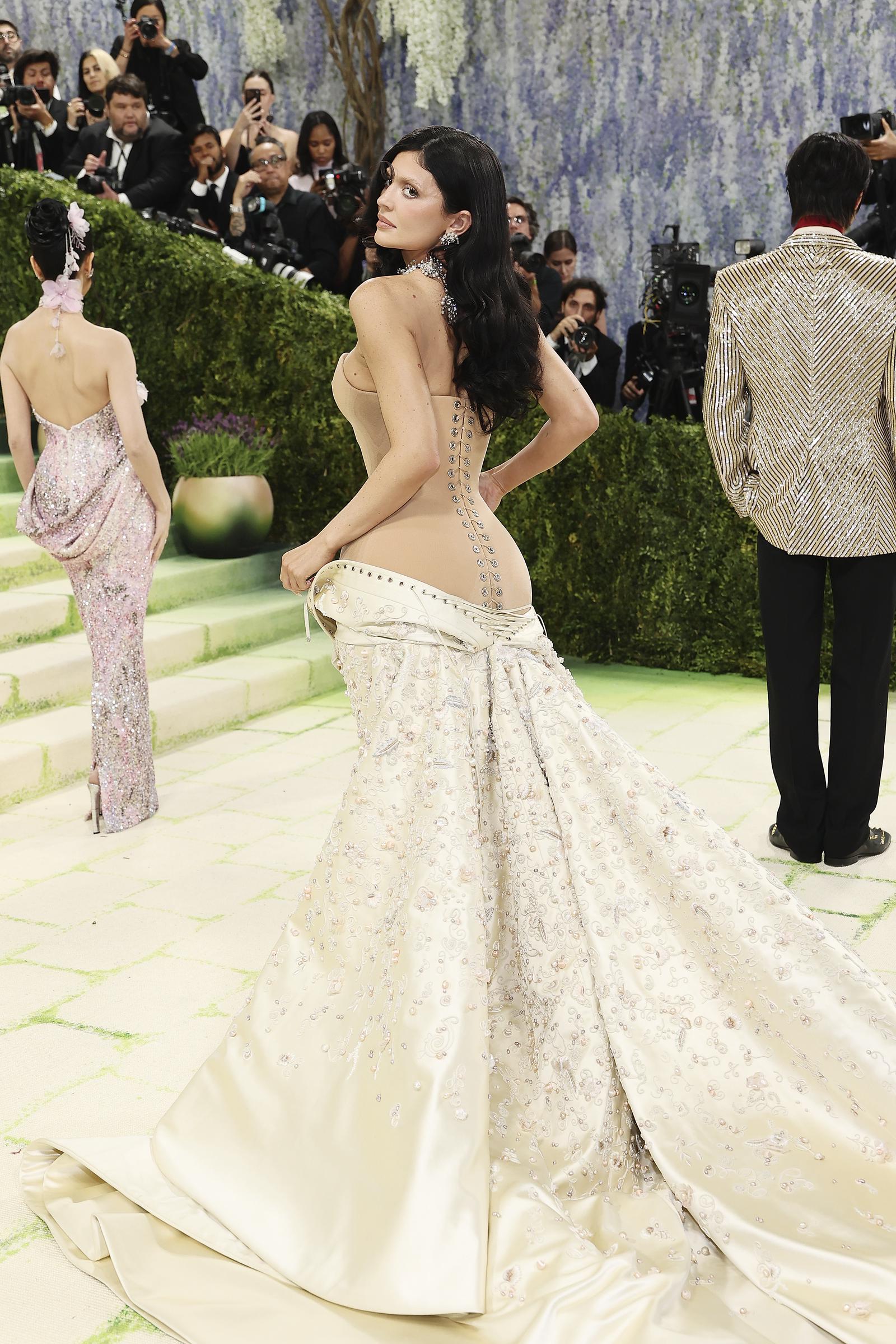 Kylie Jenner pose sur les marches du Met Gala, mettant en valeur les détails raffinés de son corset | Source : Getty Images