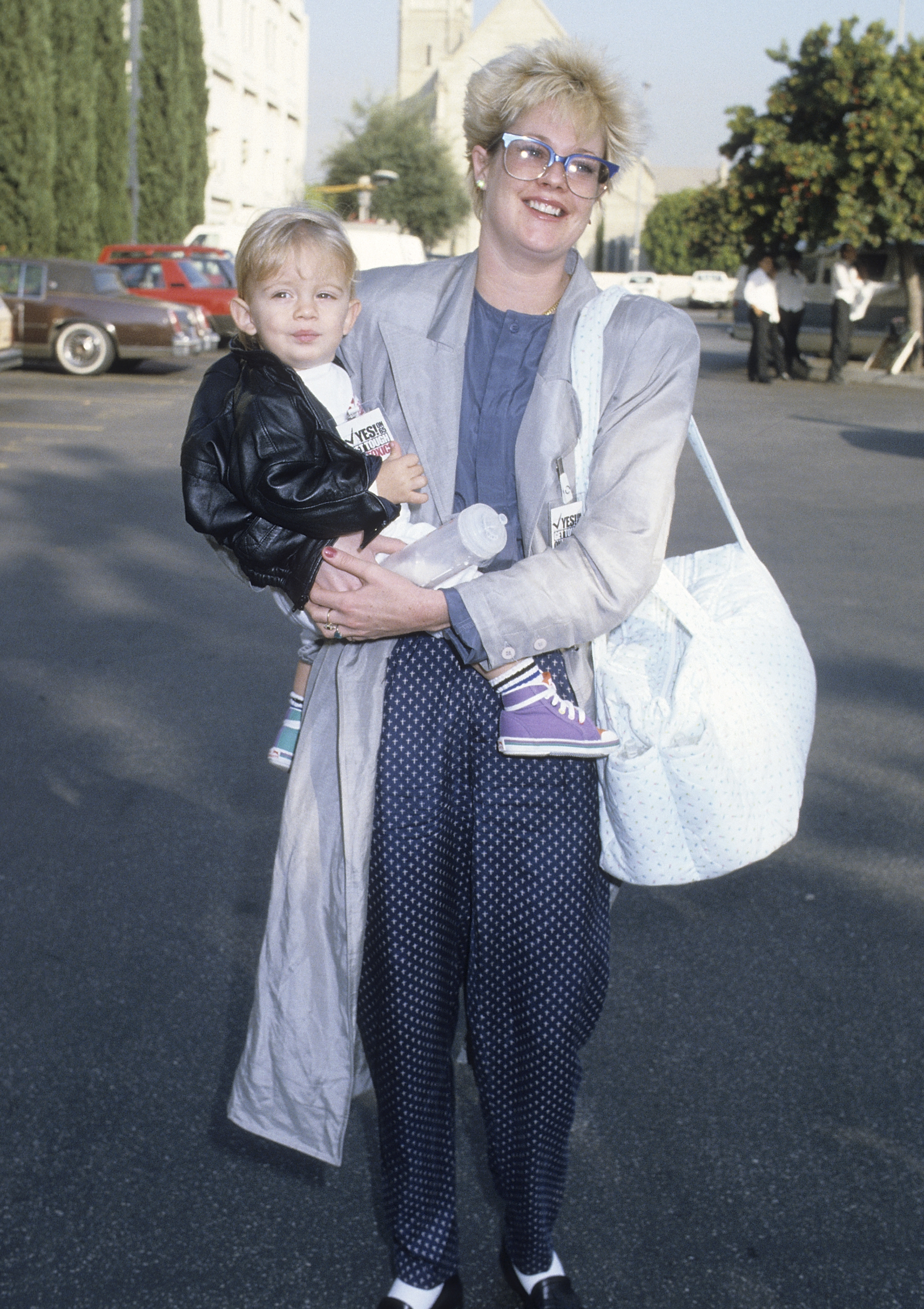 Melanie Griffith avec son fils Alexander Bauer lors de la soirée Vote Yes on Proposition 65 ! Benefit le 26 septembre 1986, à Culver City, en Californie. | Source : Getty Images