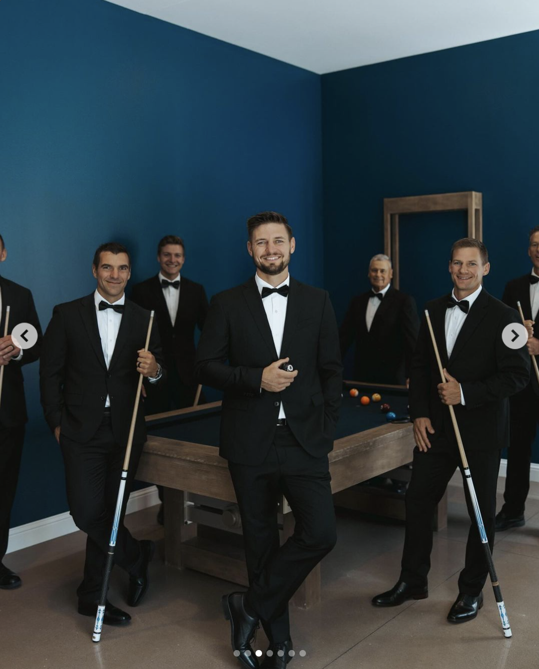 Stephen Wissmann a l'air suave dans son costume noir et blanc alors qu'il pose avec ses garçons d'honneur à une table de billard, posté en août 2024 Source : Instagram/janamduggar