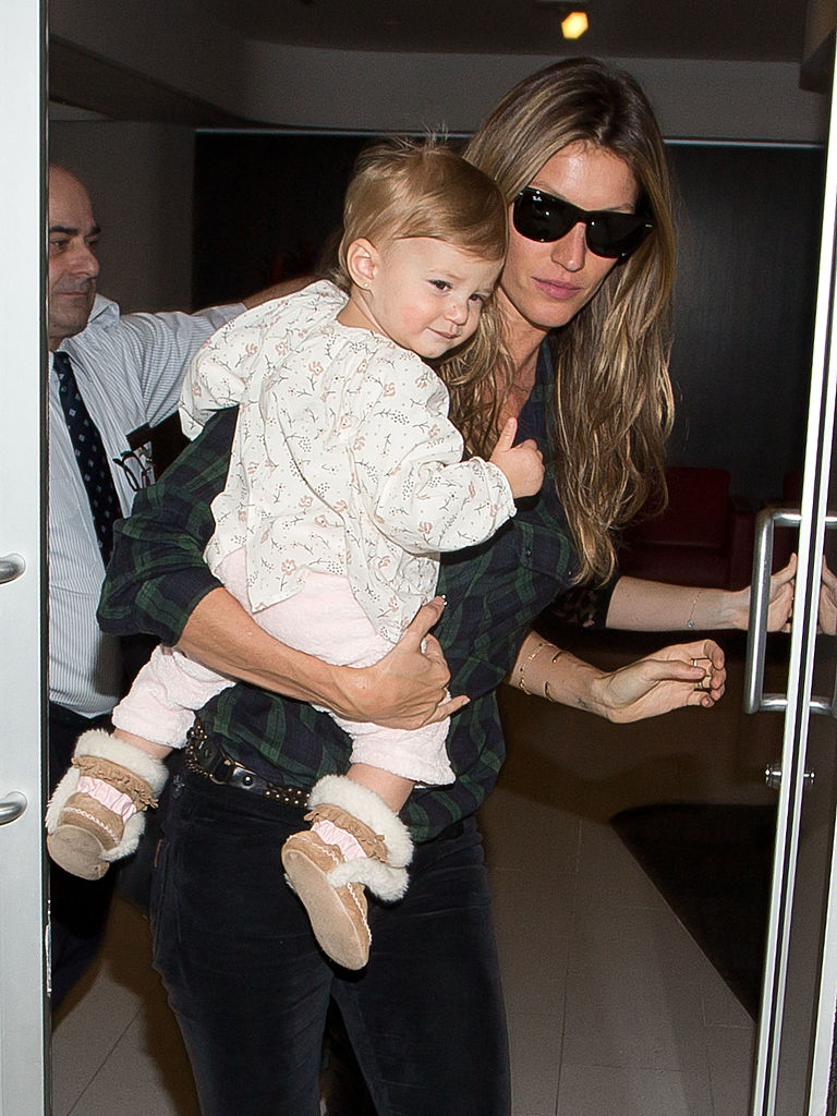 Gisele Bundchen et sa fille Vivian Lake Brady sont vues à l'aéroport LAX le 09 février 2014 à Los Angeles, en Californie. (Photo by GVK/Bauer-Griffin/GC Images)
